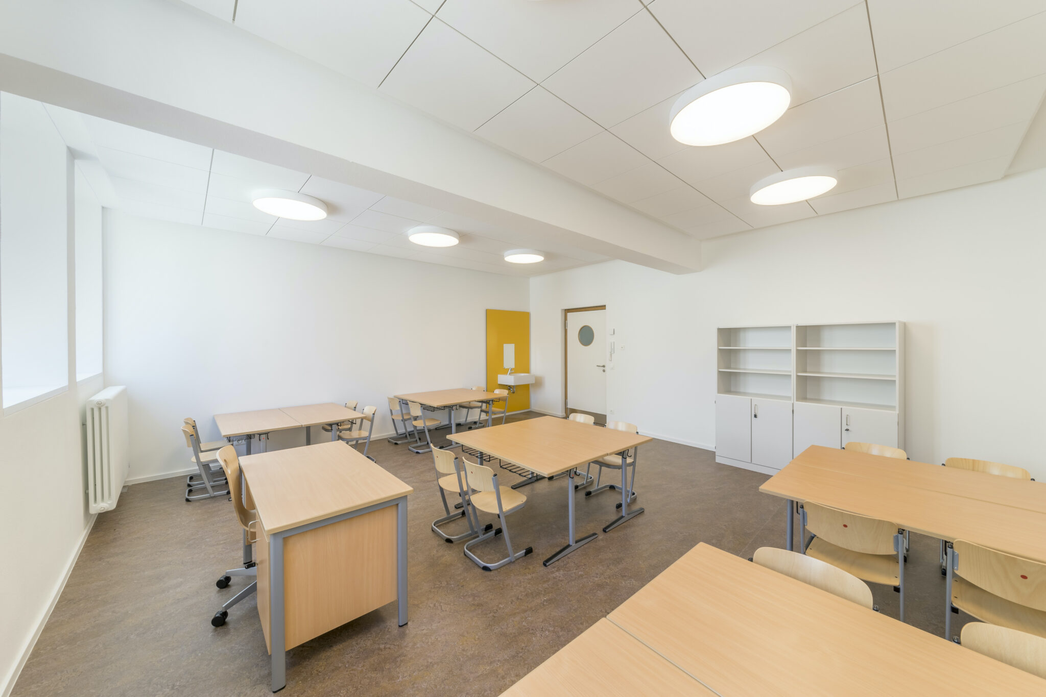 Dorfstadel Kruppach Muehlhausen innen nach aussen Anbau Tag offenes Schiebefenster