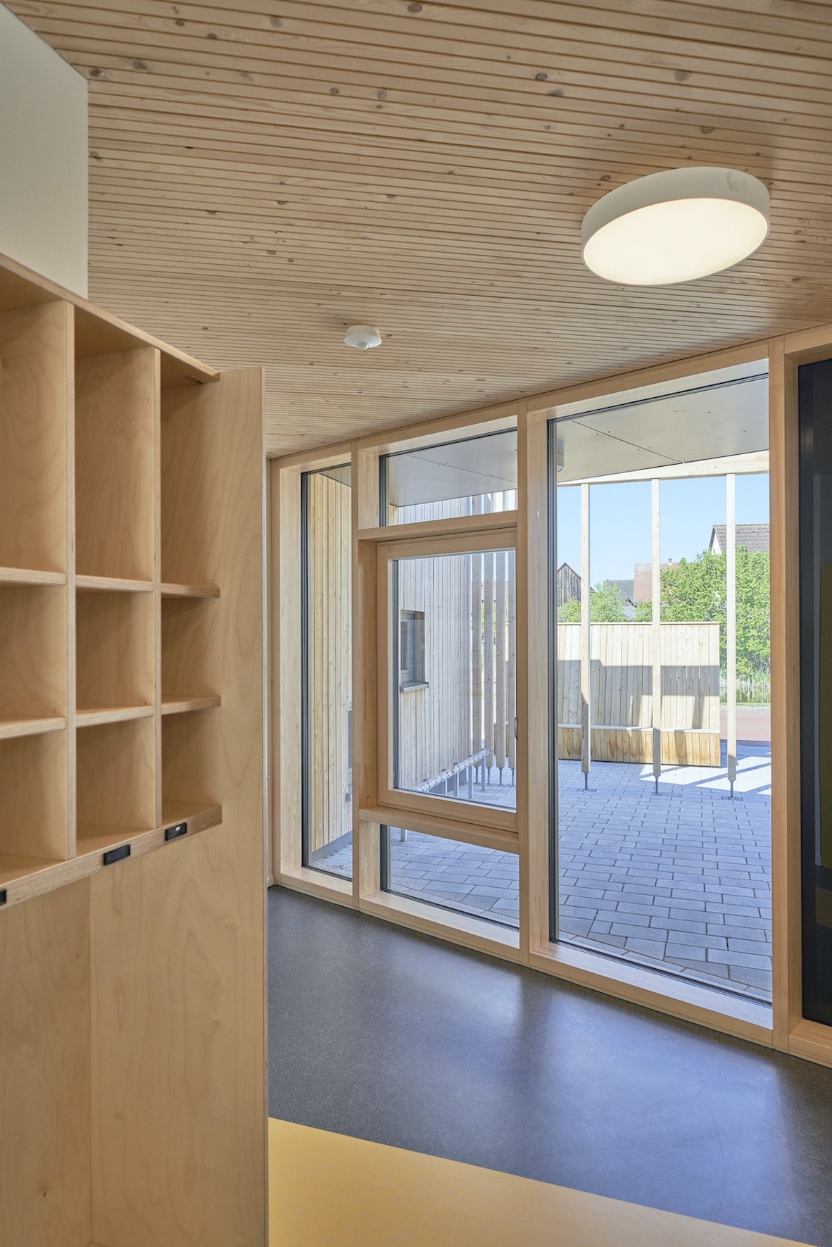 Dorfstadel Kruppach Muehlhausen innen nach aussen Anbau Tag offenes Schiebefenster