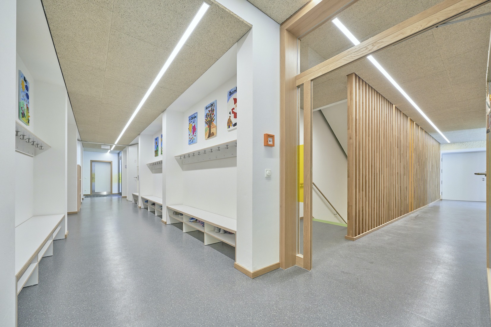 Dorfstadel Kruppach Muehlhausen innen nach aussen Anbau Tag offenes Schiebefenster