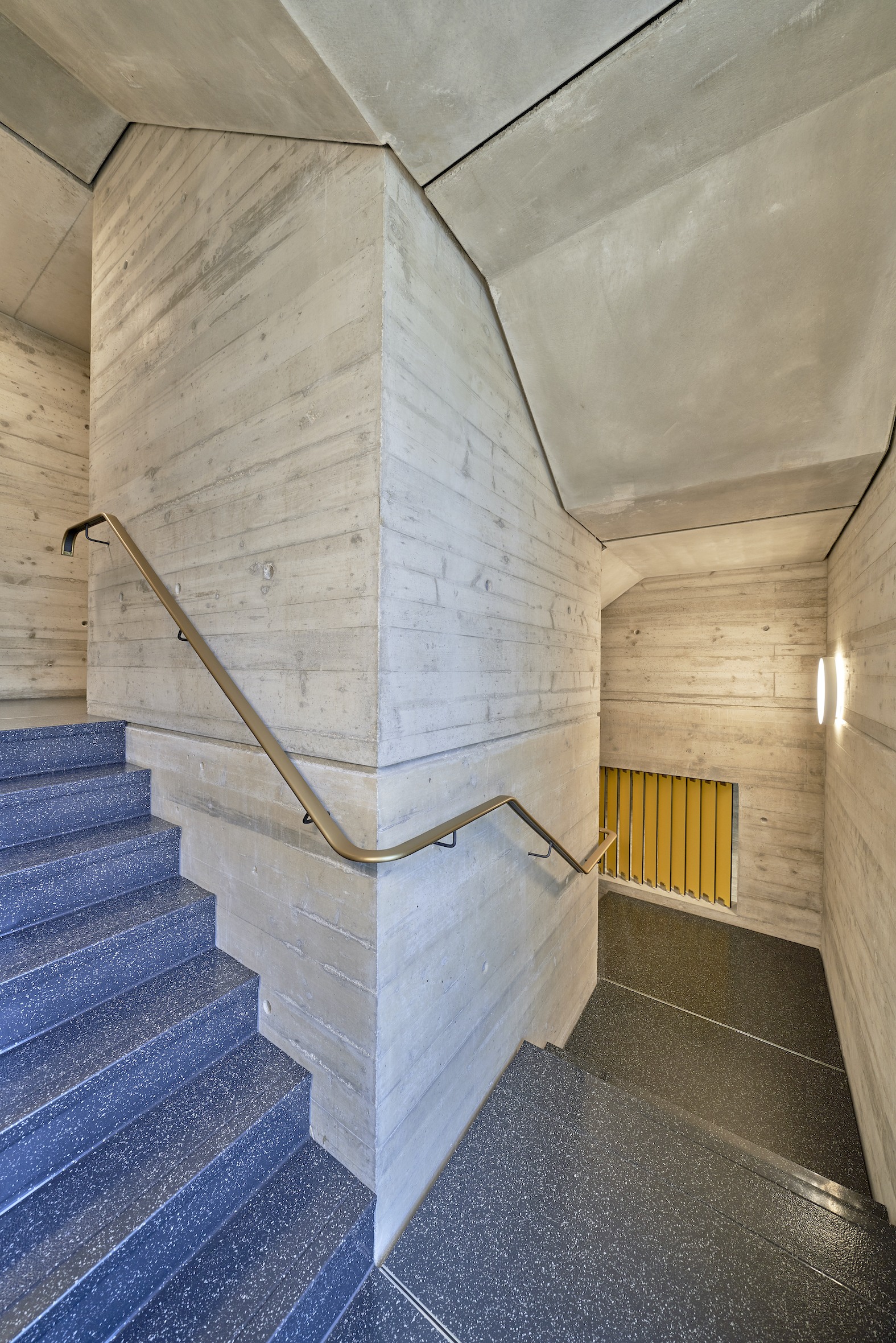 Dorfstadel Kruppach Muehlhausen innen nach aussen Anbau Tag offenes Schiebefenster