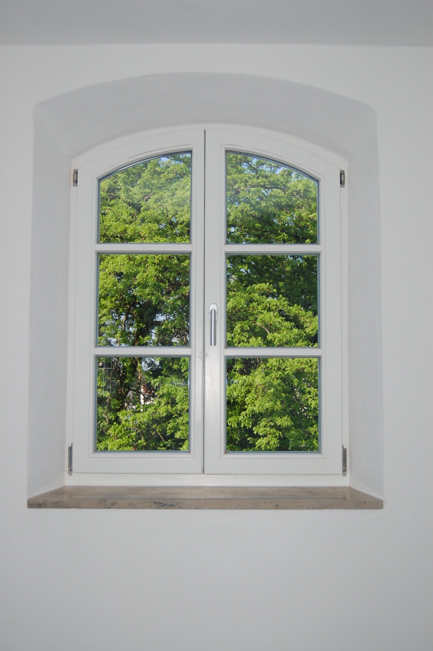 Dorfstadel Kruppach Muehlhausen innen nach aussen Anbau Tag offenes Schiebefenster