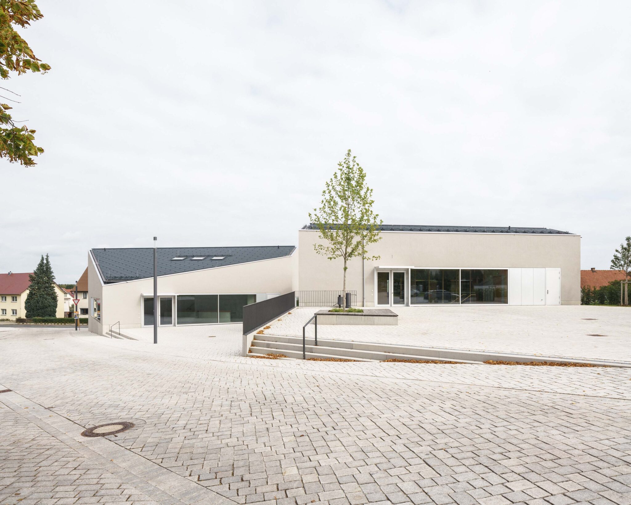 Dorfstadel Kruppach Muehlhausen innen nach aussen Anbau Tag offenes Schiebefenster