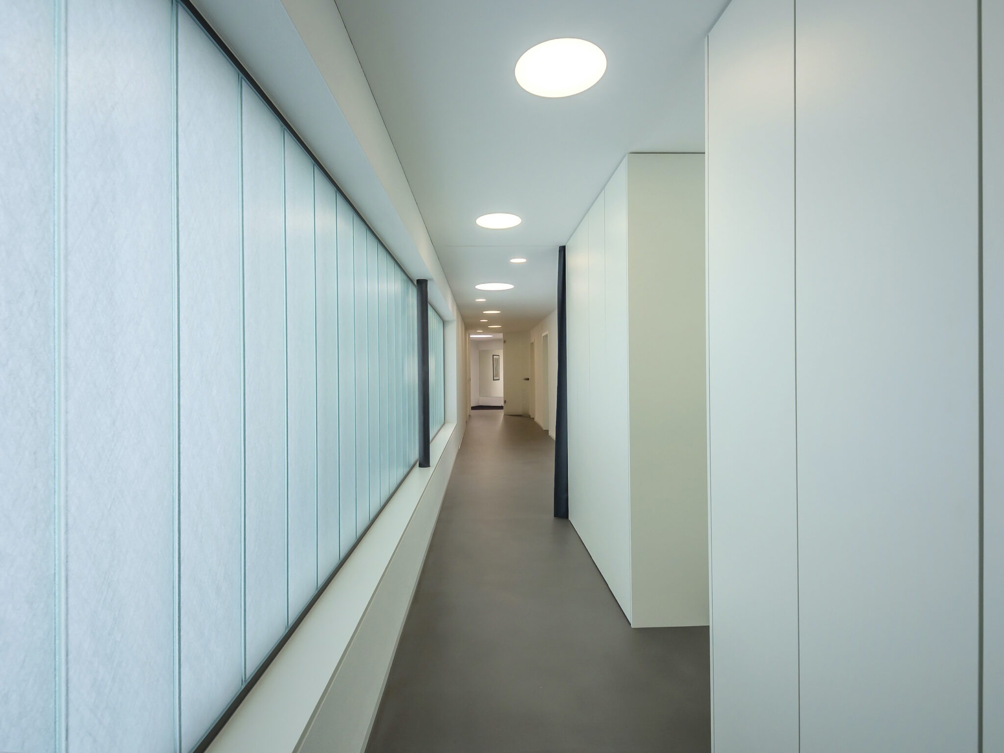 Dorfstadel Kruppach Muehlhausen innen nach aussen Anbau Tag offenes Schiebefenster