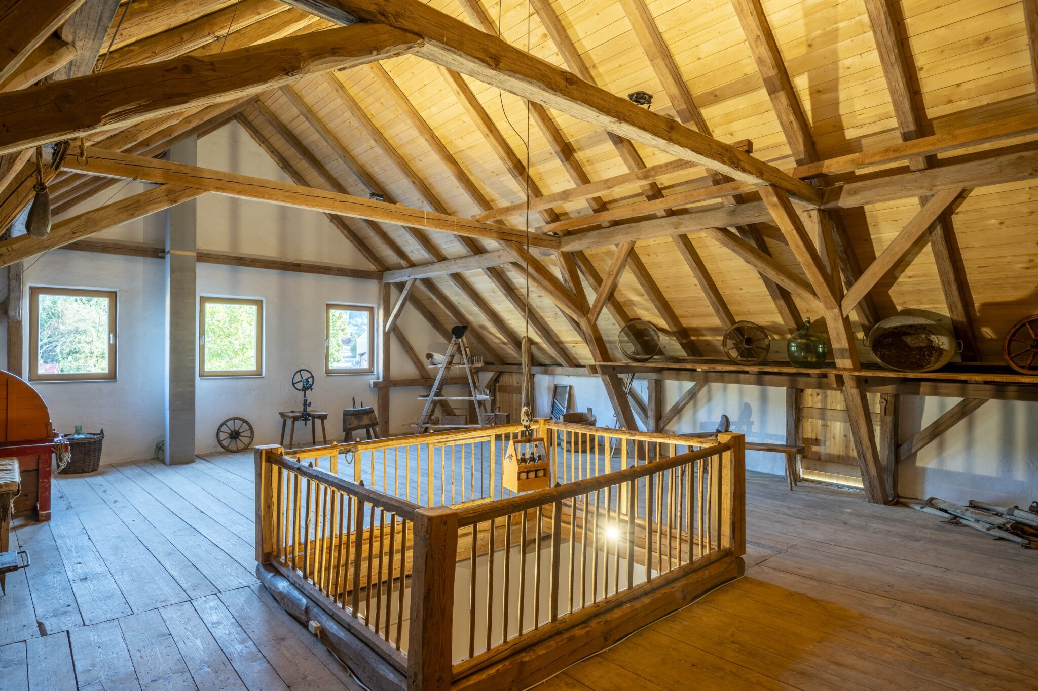 Dorfstadel Kruppach MuehlhausenInnen Dachboden Balken alte Leitern Wiederverwendet als Gelaender