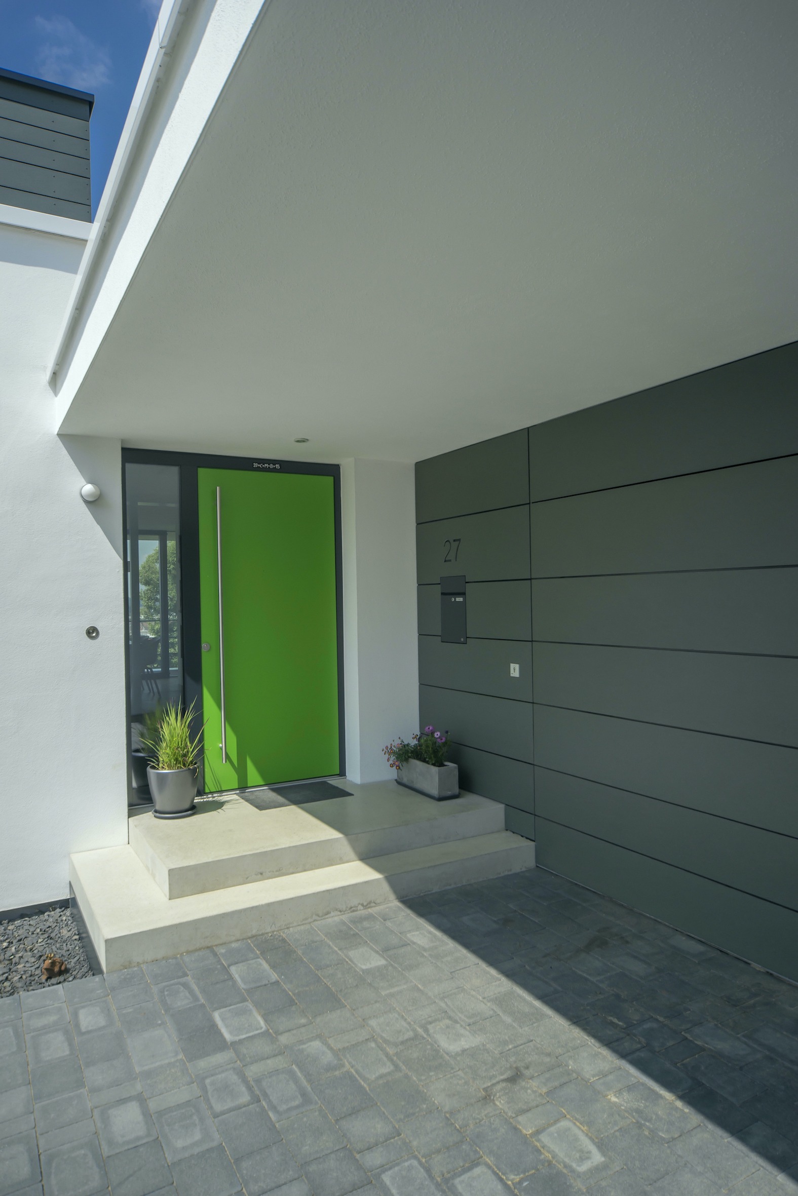 Dorfstadel Kruppach Muehlhausen innen nach aussen Anbau Tag offenes Schiebefenster