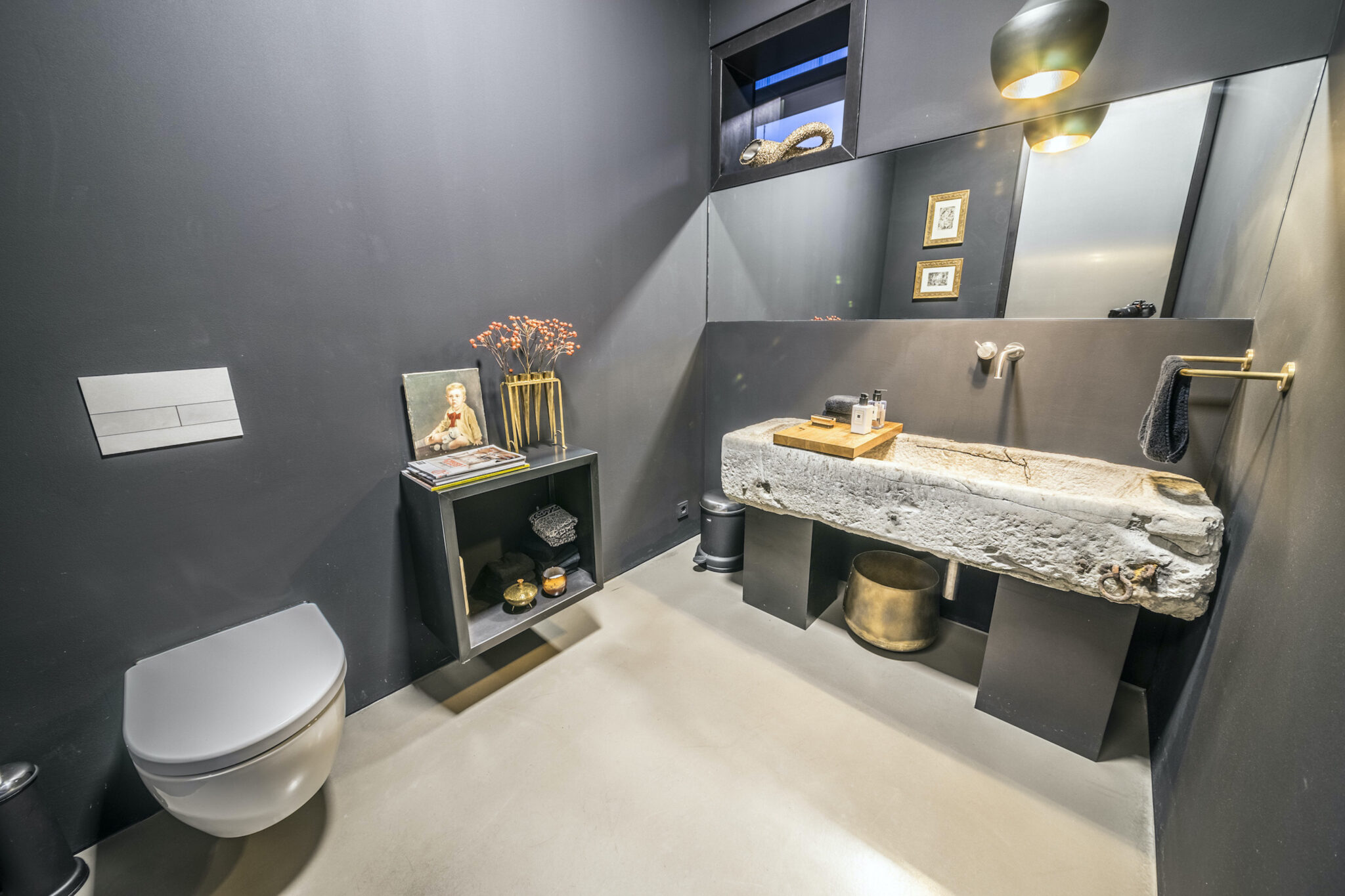 11_FitAGToilette-2048x1365 Dorfstadel Kruppach Muehlhausen innen nach aussen Anbau Tag offenes Schiebefenster