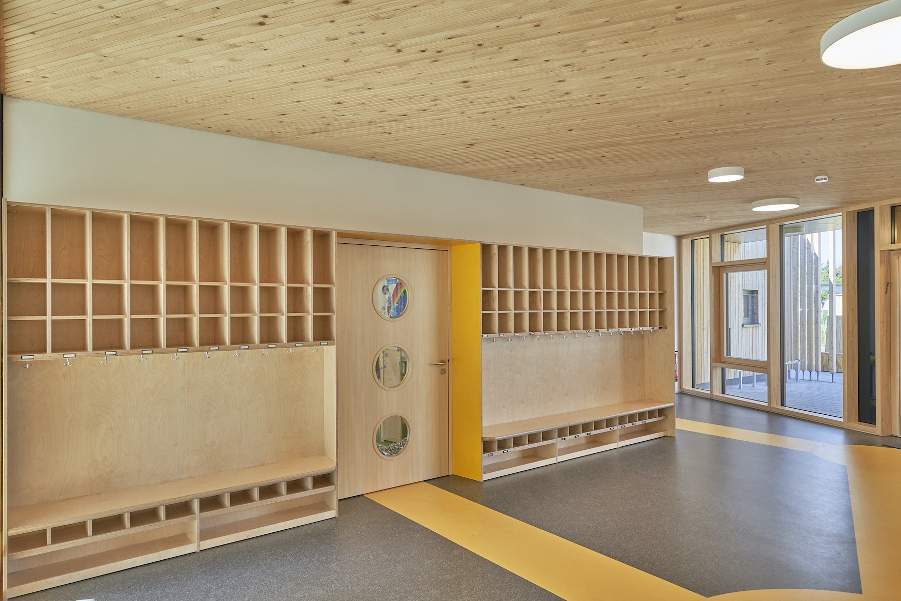 Dorfstadel Kruppach Muehlhausen innen nach aussen Anbau Tag offenes Schiebefenster