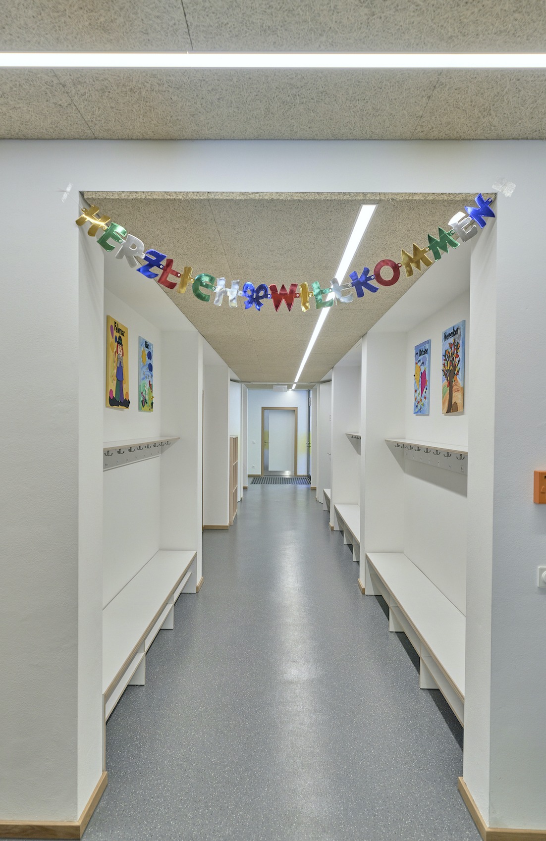 Dorfstadel Kruppach Muehlhausen innen nach aussen Anbau Tag offenes Schiebefenster