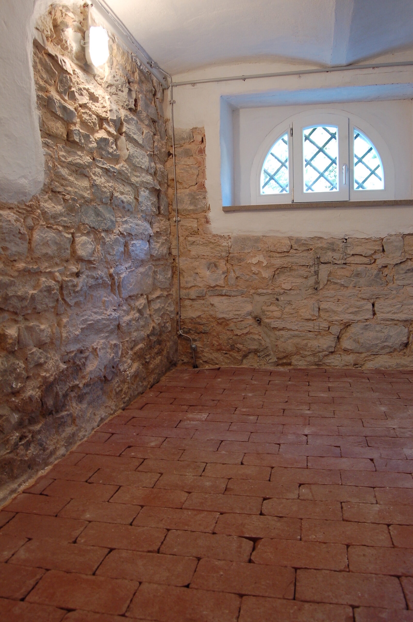 Dorfstadel Kruppach Muehlhausen innen nach aussen Anbau Tag offenes Schiebefenster