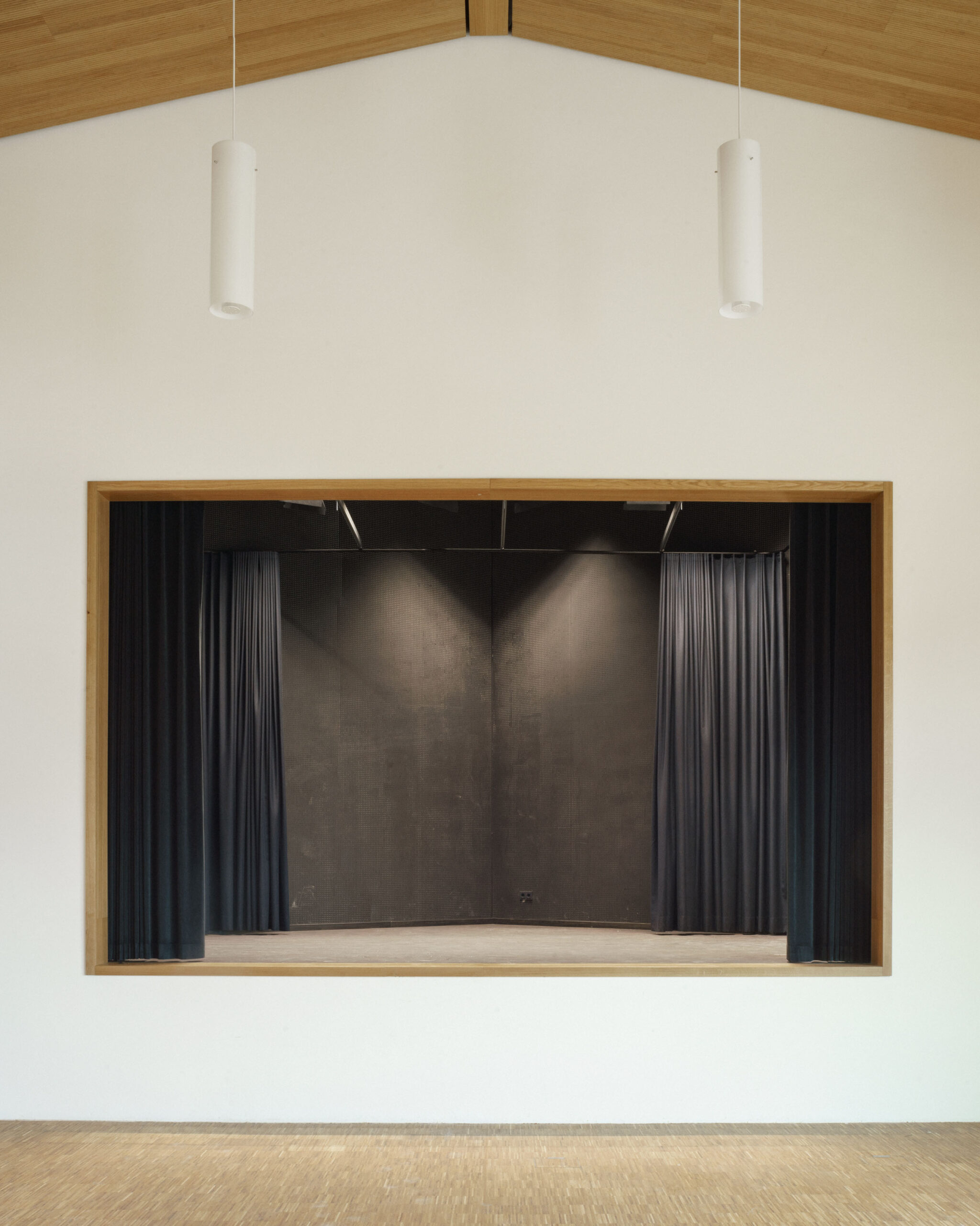 Dorfstadel Kruppach Muehlhausen innen nach aussen Anbau Tag offenes Schiebefenster