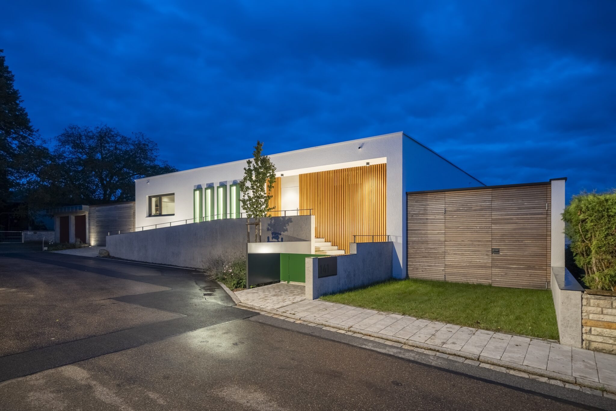 11_Stil_Licht_Eleganz_aussen_Nordseite_blaueStunde-2048x1366 Dorfstadel Kruppach Muehlhausen innen Treppenaufgang Bierkiste