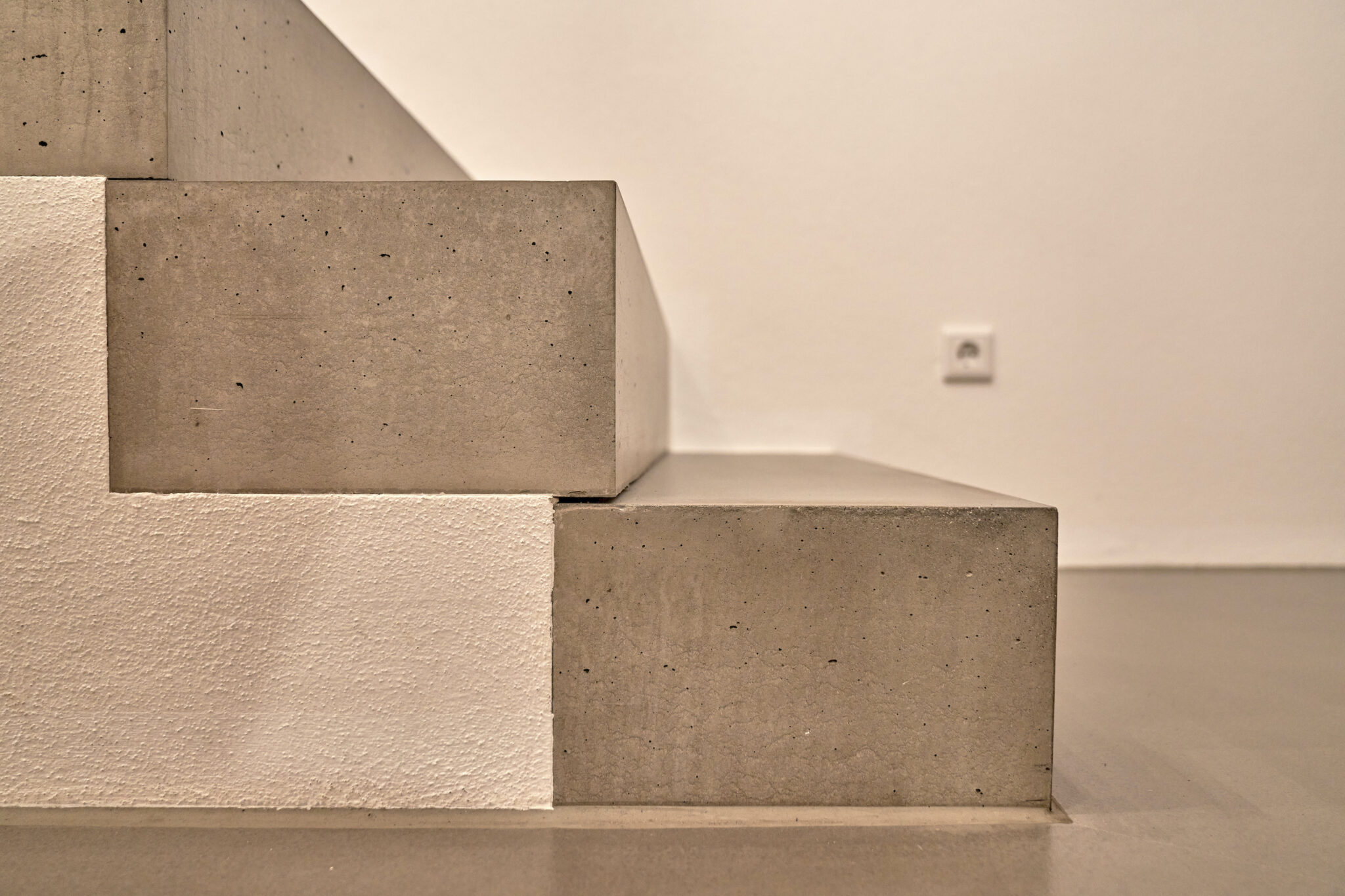 Dorfstadel Kruppach Muehlhausen innen nach aussen Anbau Tag offenes Schiebefenster