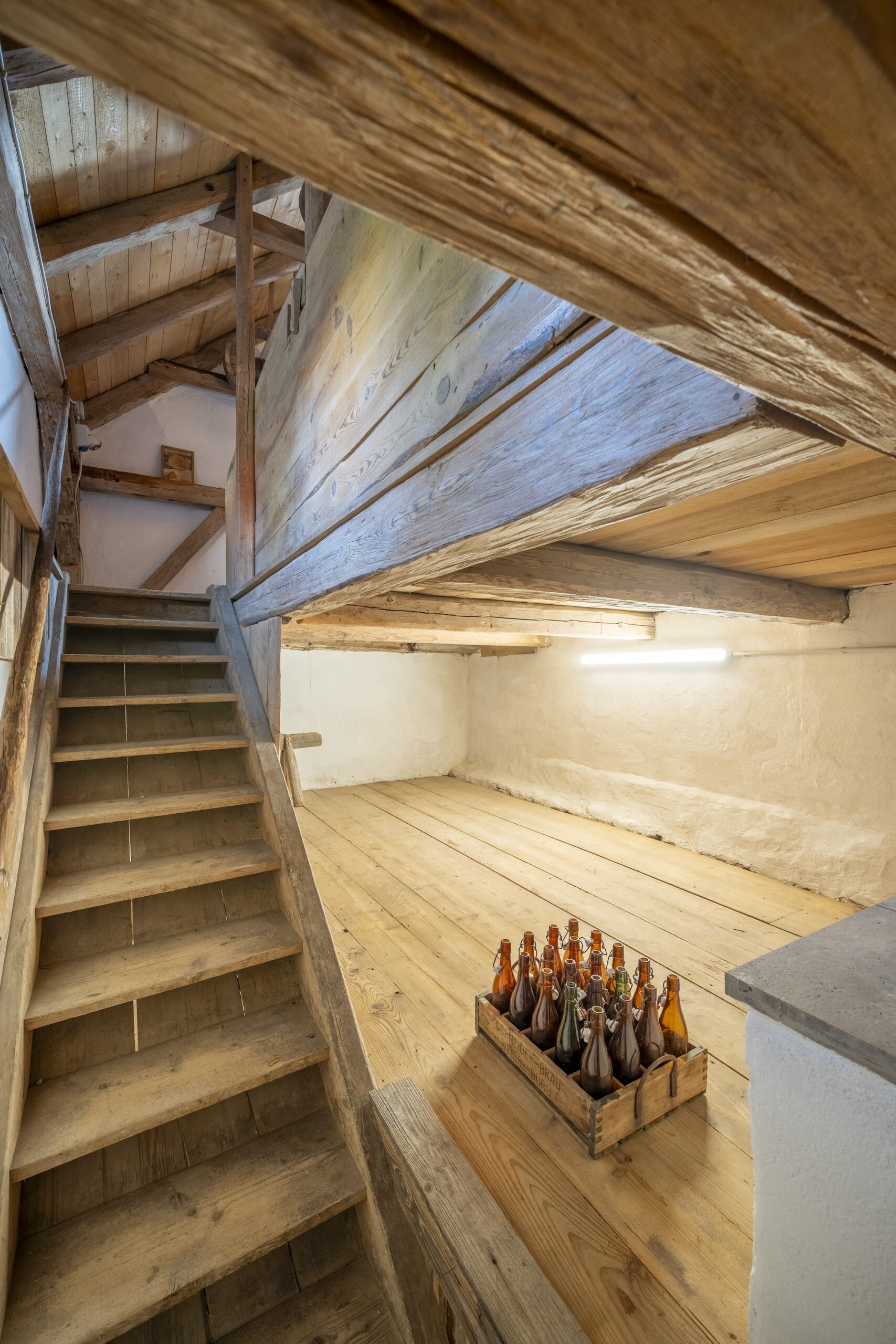 Dorfstadel Kruppach Muehlhausen innen Treppenaufgang Bierkiste