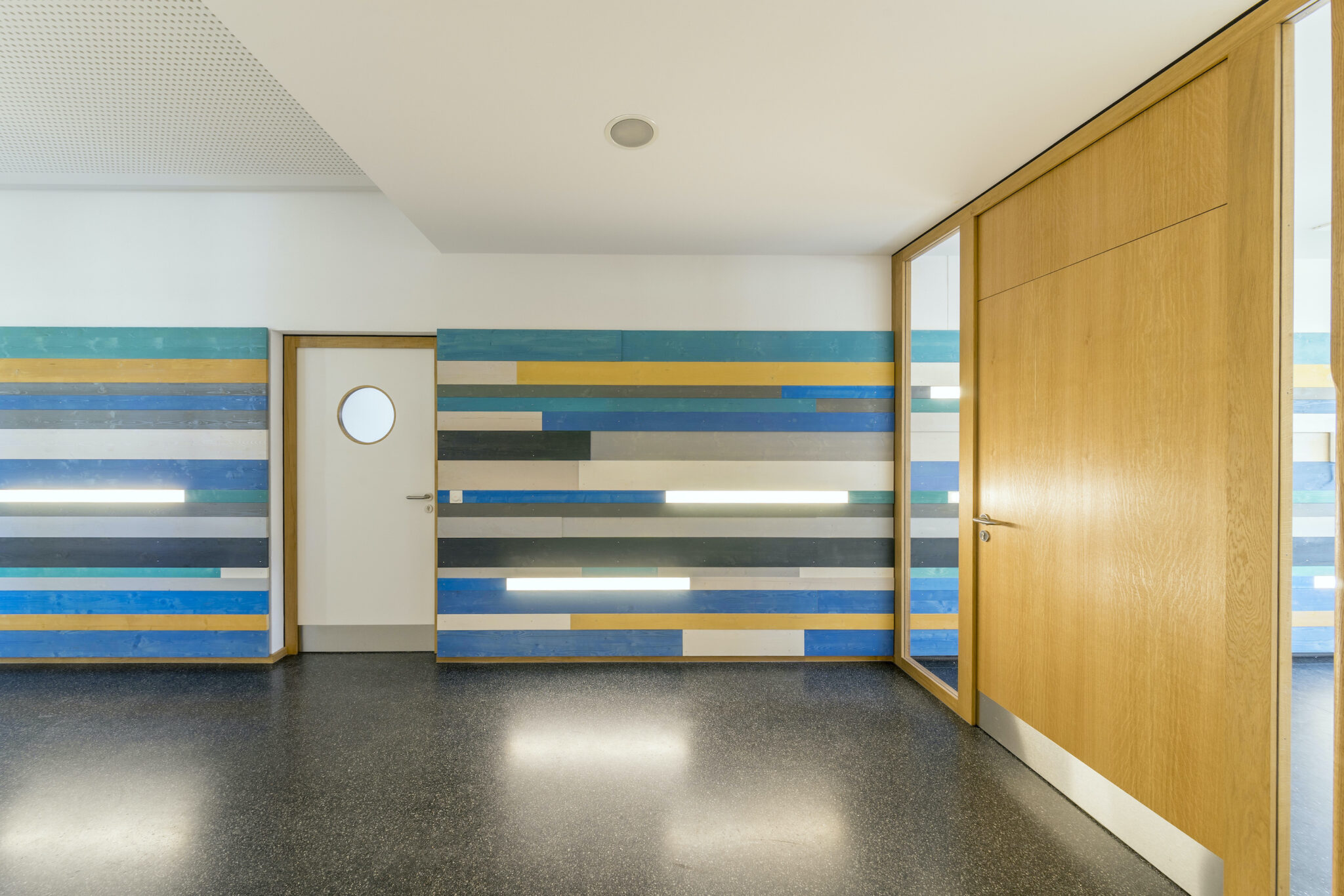 Dorfstadel Kruppach Muehlhausen innen nach aussen Anbau Tag offenes Schiebefenster