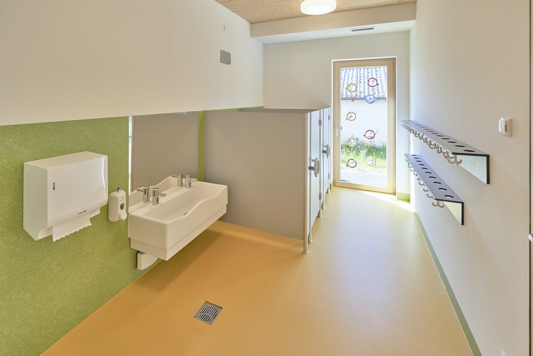 Dorfstadel Kruppach Muehlhausen innen nach aussen Anbau Tag offenes Schiebefenster