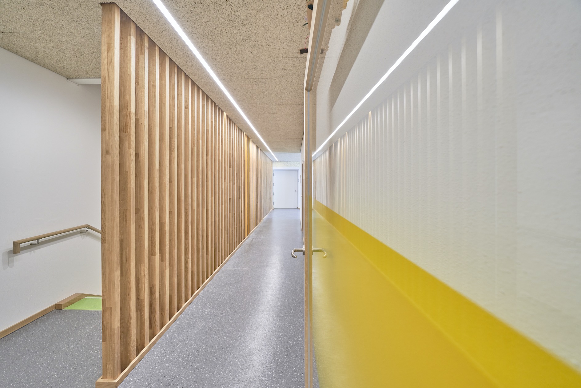 Dorfstadel Kruppach Muehlhausen innen nach aussen Anbau Tag offenes Schiebefenster