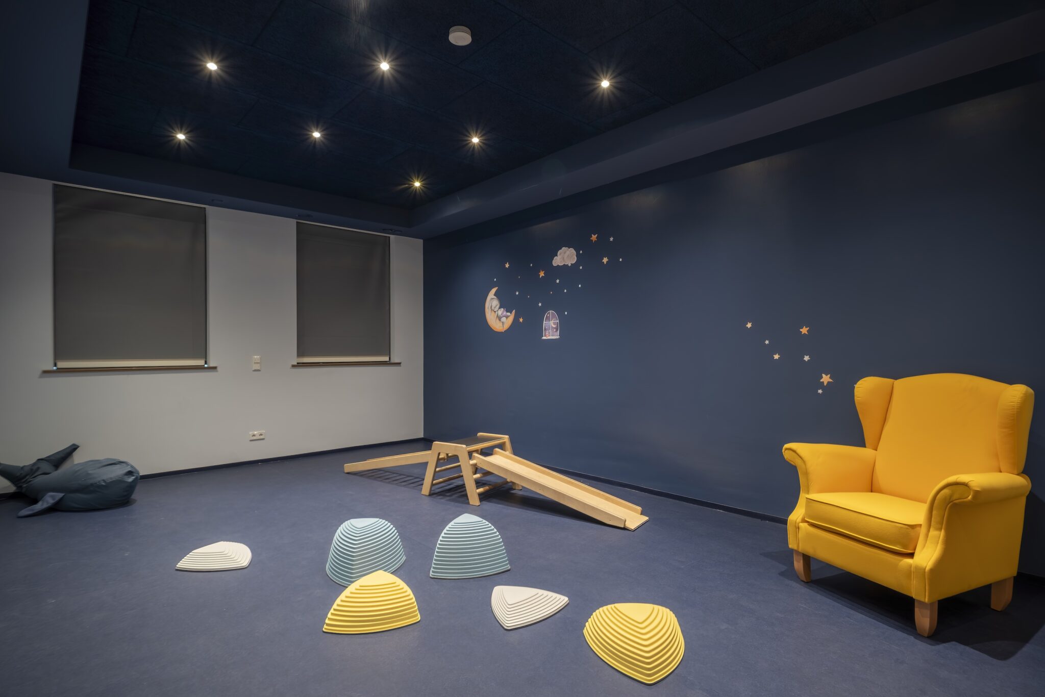 12_KiTaAllersberg_Innen_RuheraumMitSternenhimmel_DUNKEL-2048x1366 Dorfstadel Kruppach Muehlhausen innen Treppenaufgang Bierkiste