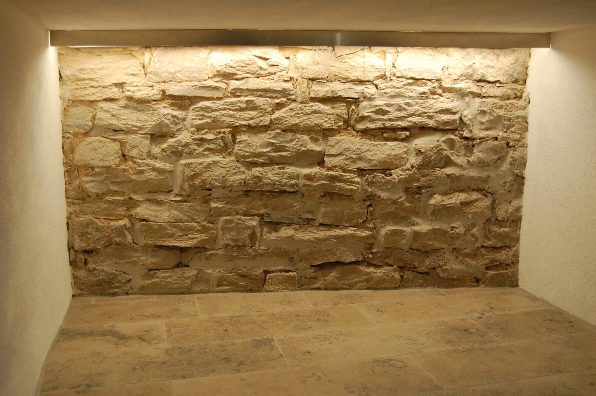 Dorfstadel Kruppach Muehlhausen innen nach aussen Anbau Tag offenes Schiebefenster