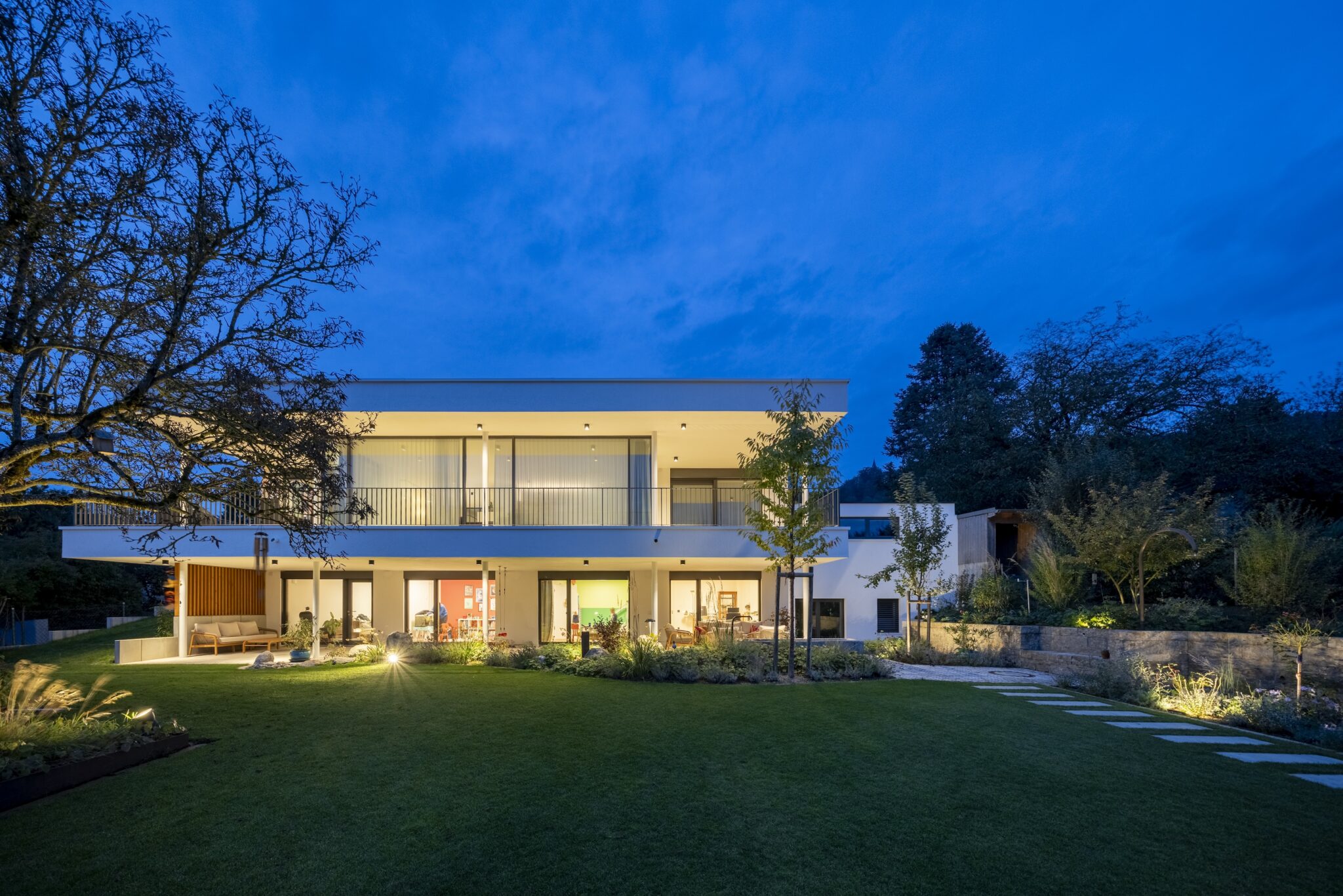 12_Stil_Licht_Eleganz_aussen_Gartenseite_blaueStunde-2048x1366 Dorfstadel Kruppach Muehlhausen innen Treppenaufgang Bierkiste