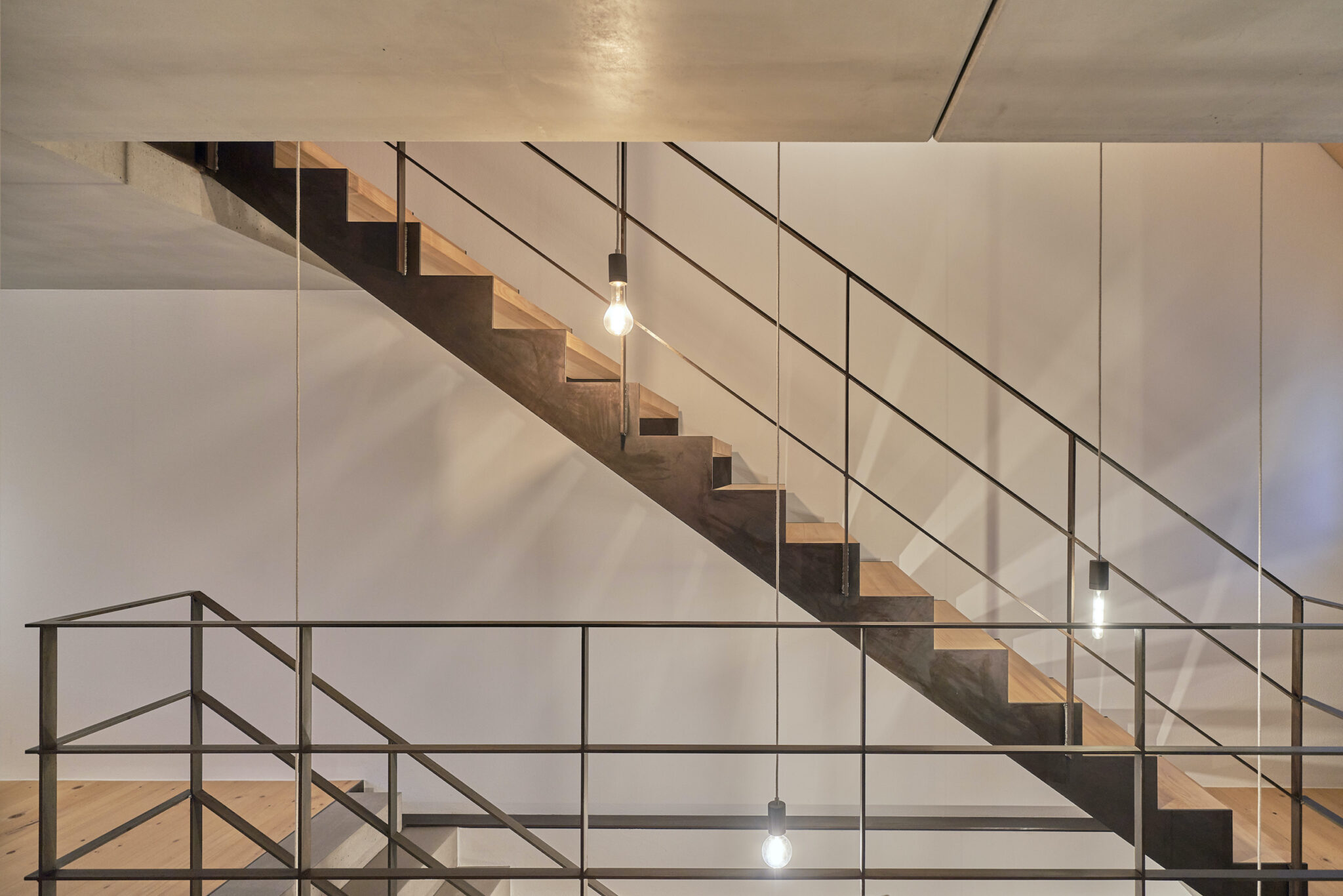 Dorfstadel Kruppach Muehlhausen innen nach aussen Anbau Tag offenes Schiebefenster