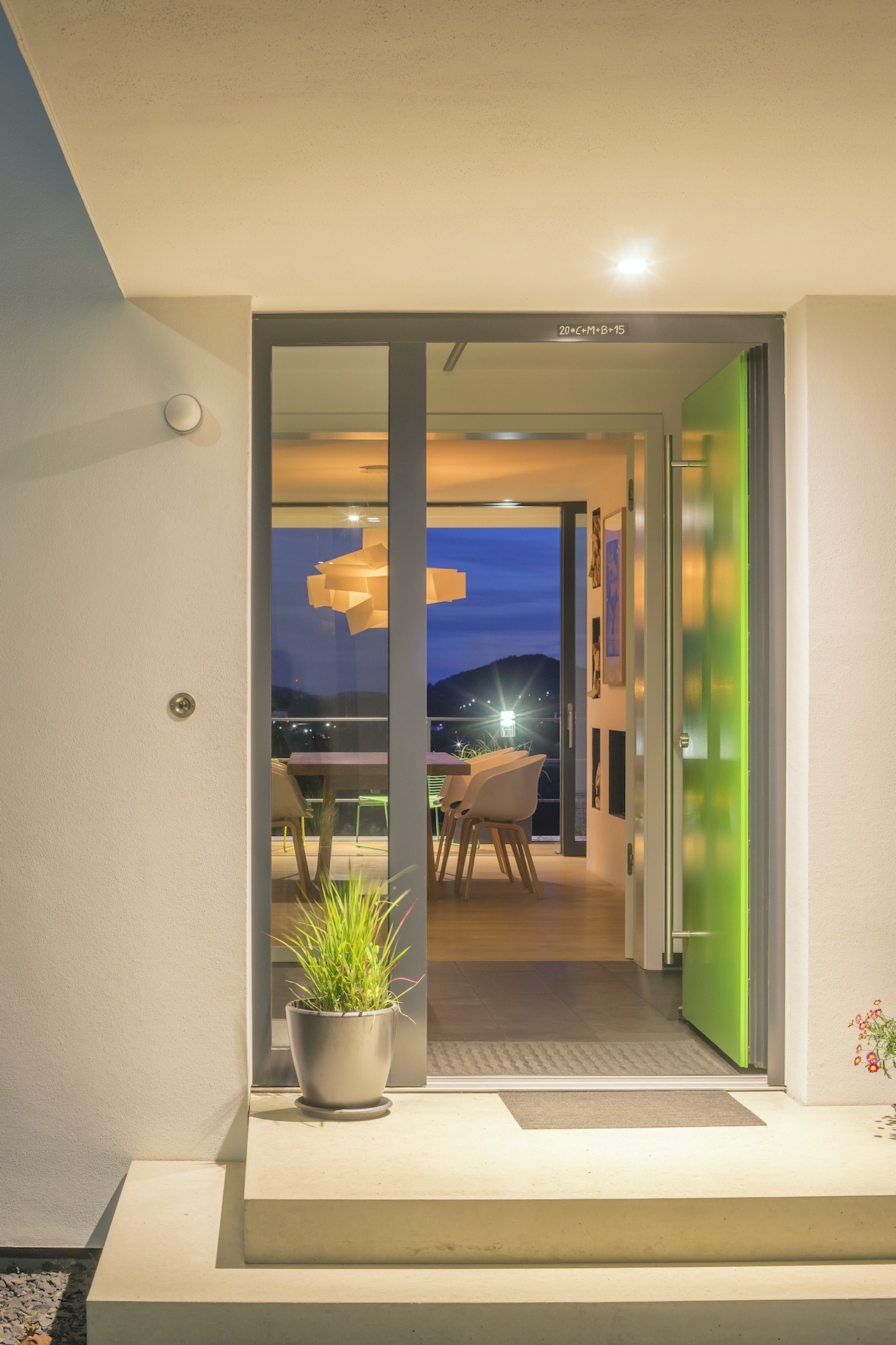 Dorfstadel Kruppach Muehlhausen innen nach aussen Anbau Tag offenes Schiebefenster