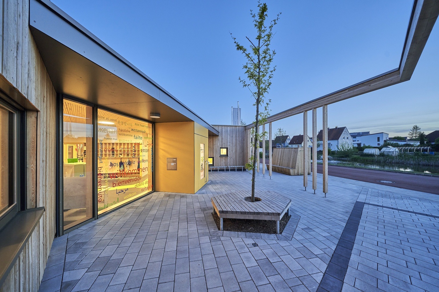 Dorfstadel Kruppach Muehlhausen innen nach aussen Anbau Tag offenes Schiebefenster