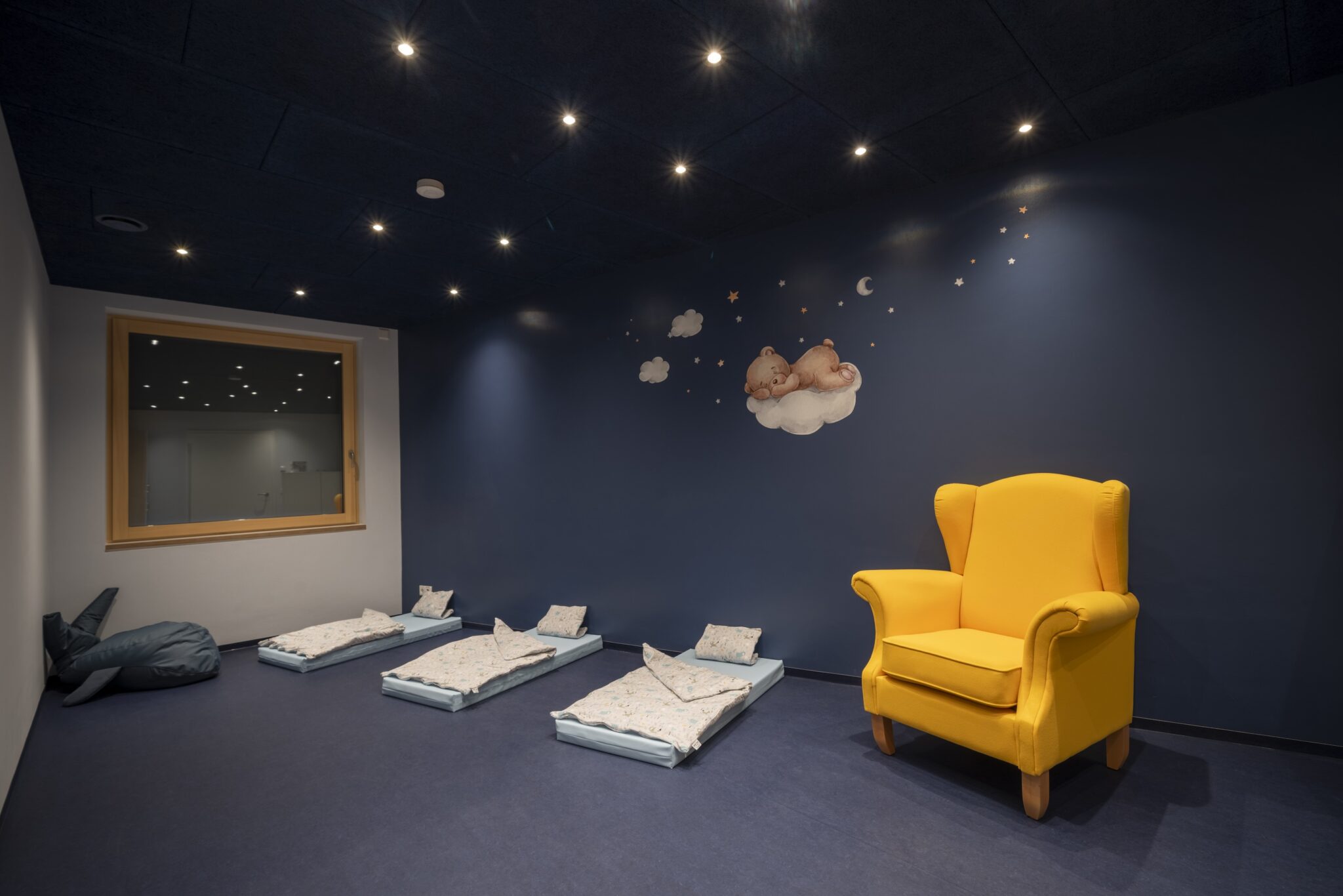 13_KiTaAllersberg_Innen_Schlafen_abgedunkelt-2048x1366 Dorfstadel Kruppach Muehlhausen innen Treppenaufgang Bierkiste