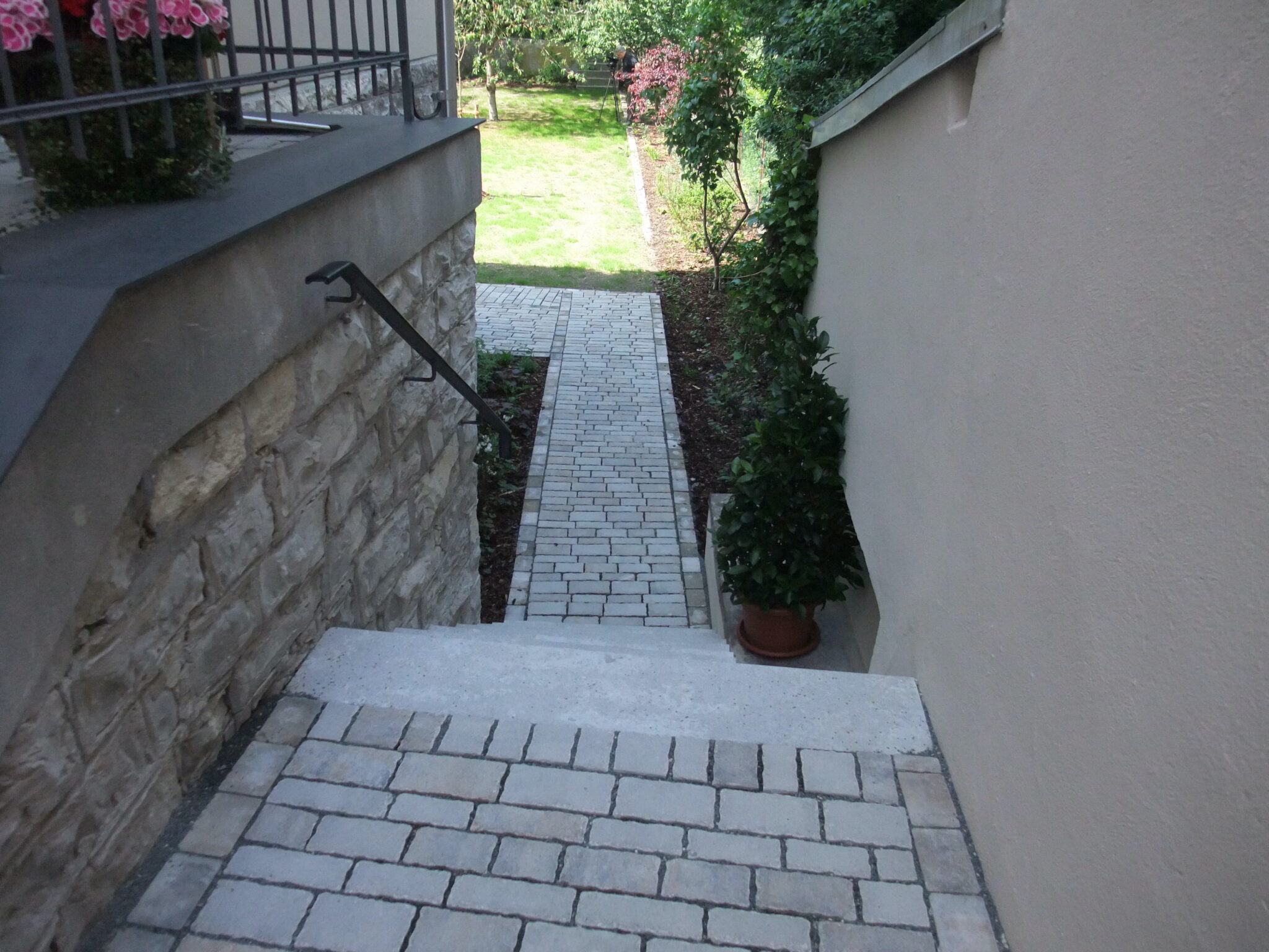 Dorfstadel Kruppach Muehlhausen innen nach aussen Anbau Tag offenes Schiebefenster