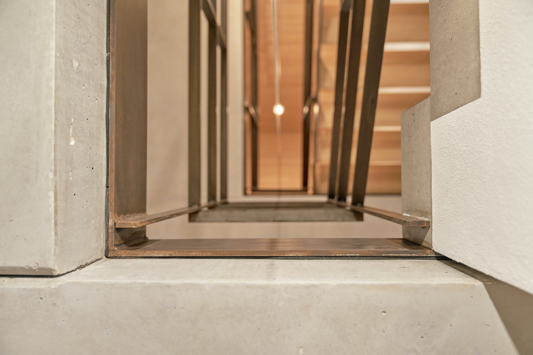 Dorfstadel Kruppach Muehlhausen innen nach aussen Anbau Tag offenes Schiebefenster