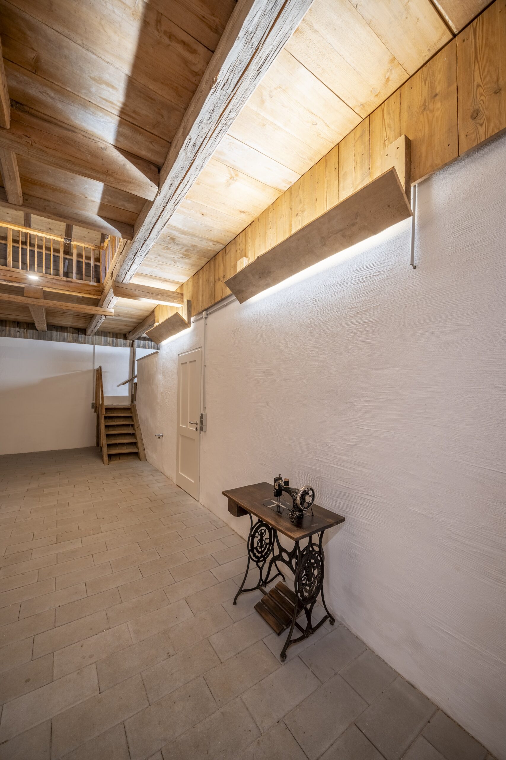 Dorfstadel Kruppach Muehlhausen innen Treppenaufgang Bierkiste