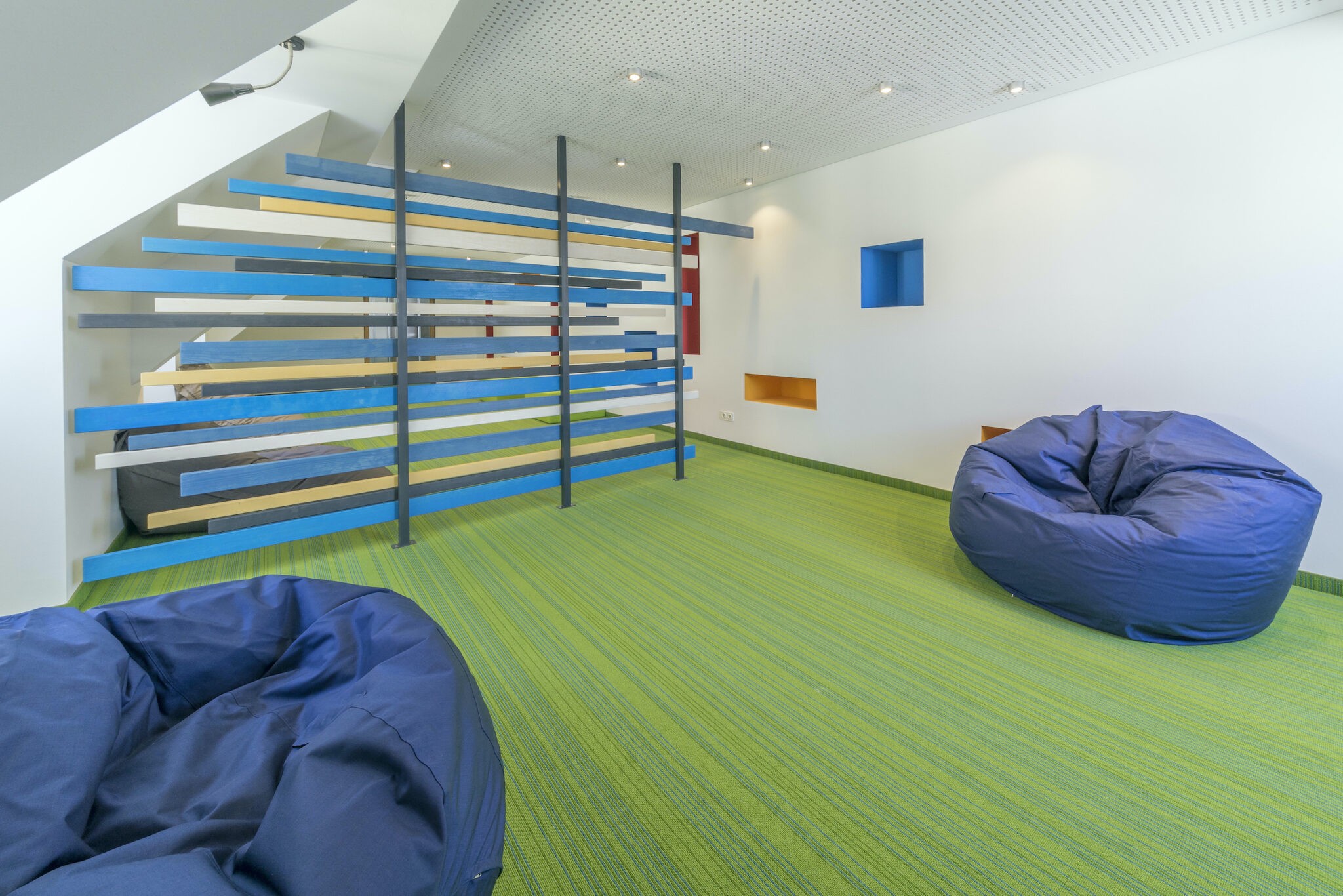 Dorfstadel Kruppach Muehlhausen innen nach aussen Anbau Tag offenes Schiebefenster