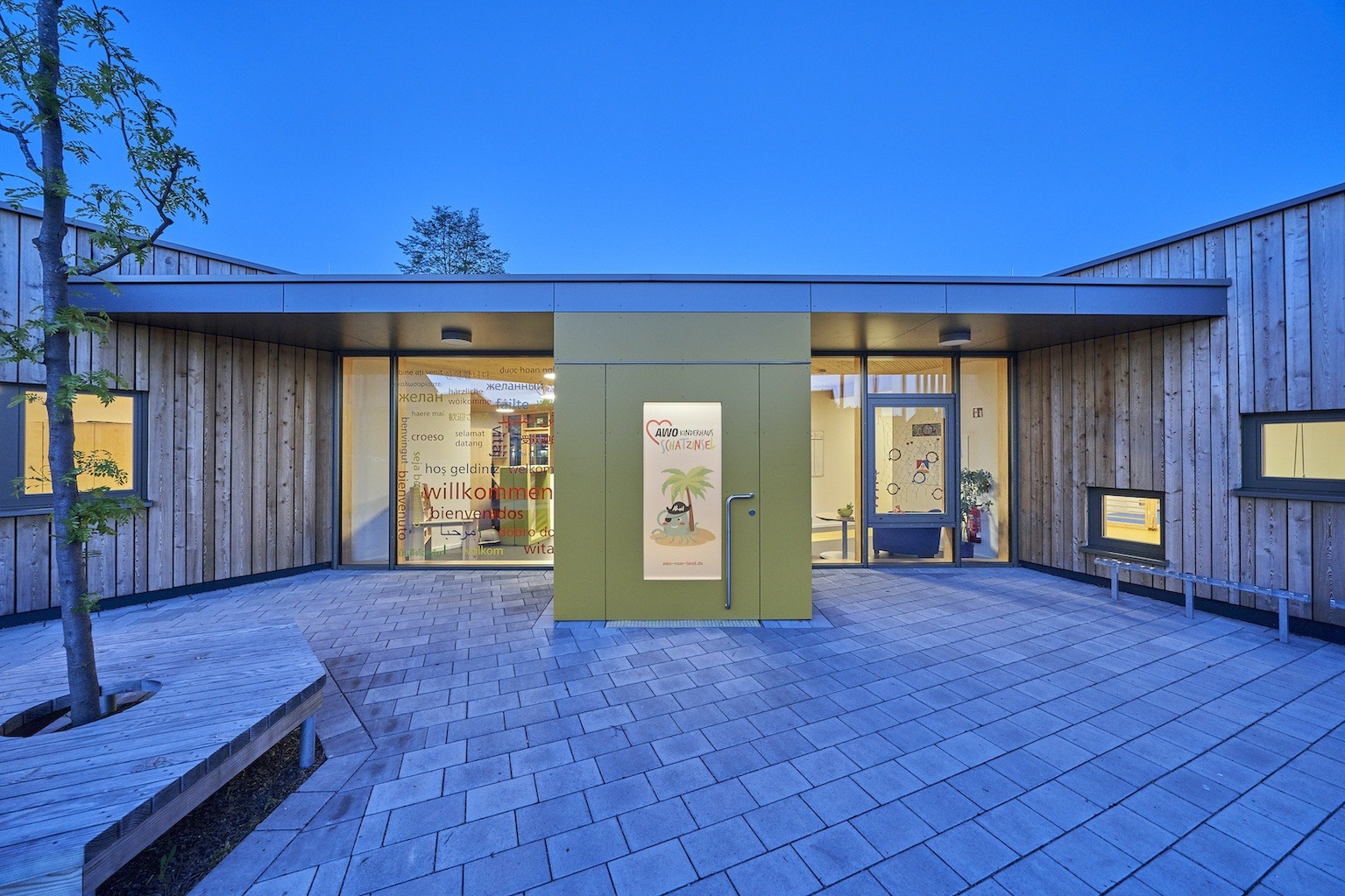 Dorfstadel Kruppach Muehlhausen innen nach aussen Anbau Tag offenes Schiebefenster