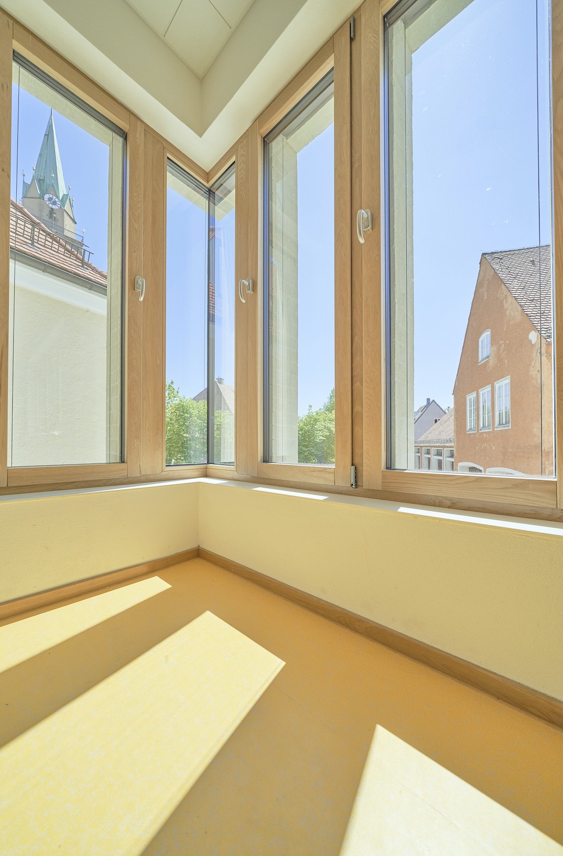 Dorfstadel Kruppach Muehlhausen innen nach aussen Anbau Tag offenes Schiebefenster