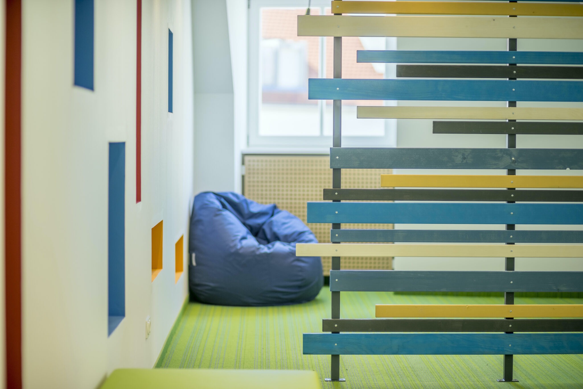 Dorfstadel Kruppach Muehlhausen innen nach aussen Anbau Tag offenes Schiebefenster