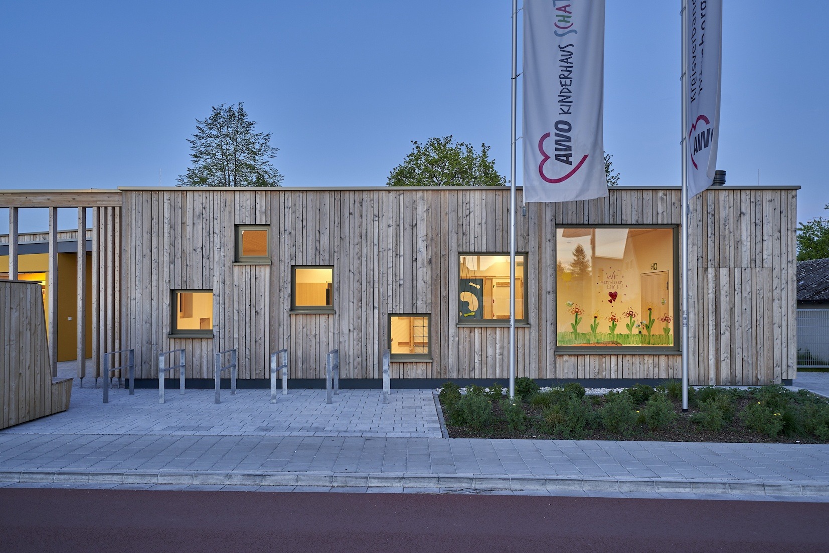 Dorfstadel Kruppach Muehlhausen innen nach aussen Anbau Tag offenes Schiebefenster