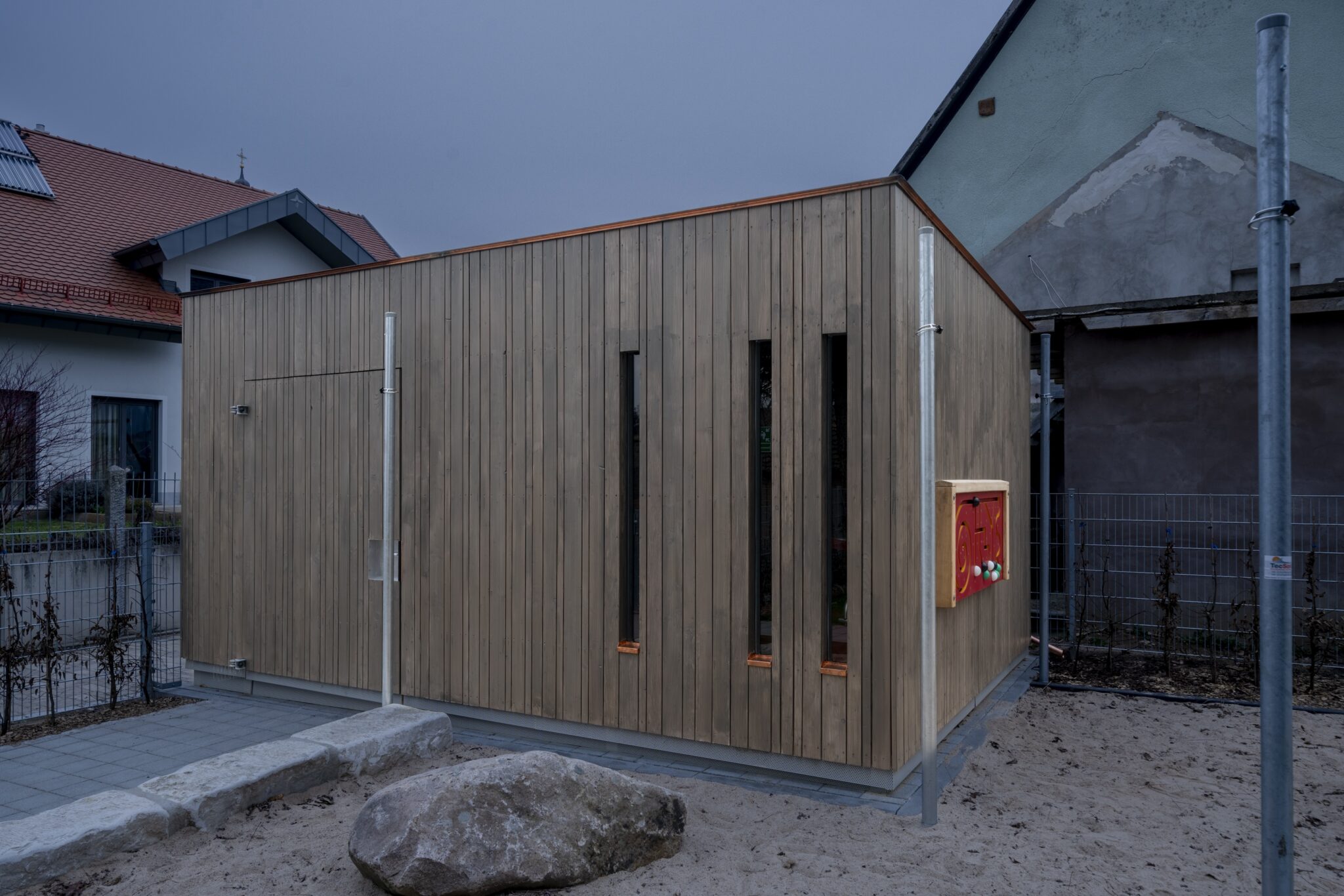 15_KiTaAllersberg_quer_Schuppen-2048x1366 Dorfstadel Kruppach Muehlhausen innen Treppenaufgang Bierkiste