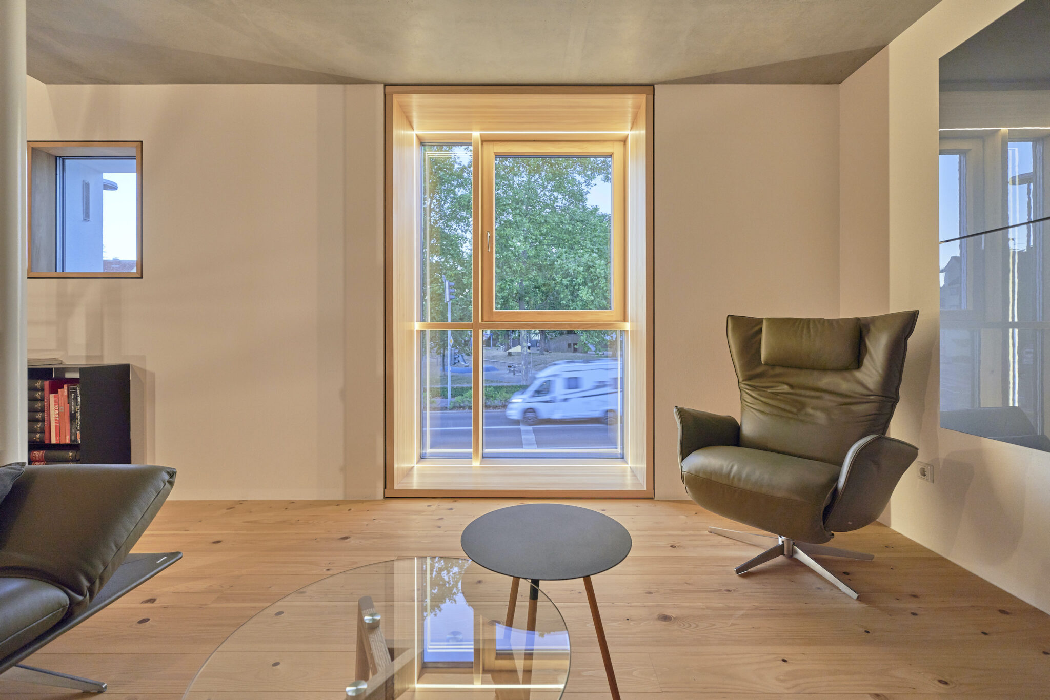 Dorfstadel Kruppach Muehlhausen innen nach aussen Anbau Tag offenes Schiebefenster