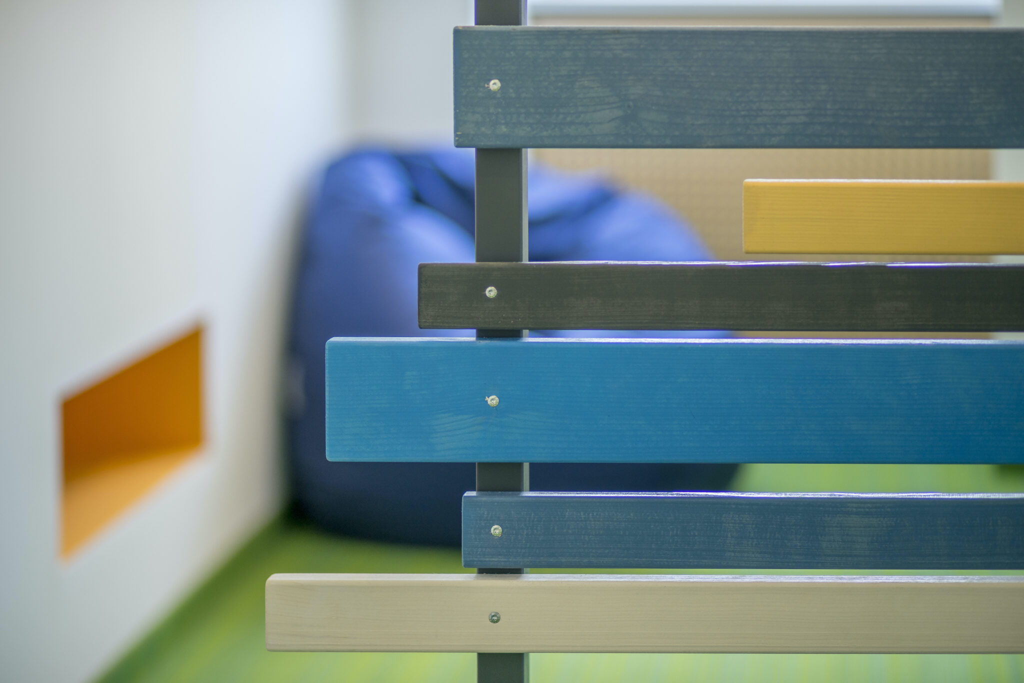 Dorfstadel Kruppach Muehlhausen innen nach aussen Anbau Tag offenes Schiebefenster