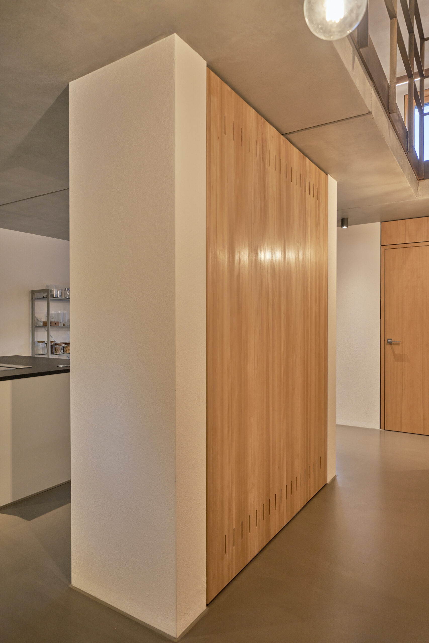 Dorfstadel Kruppach Muehlhausen innen nach aussen Anbau Tag offenes Schiebefenster