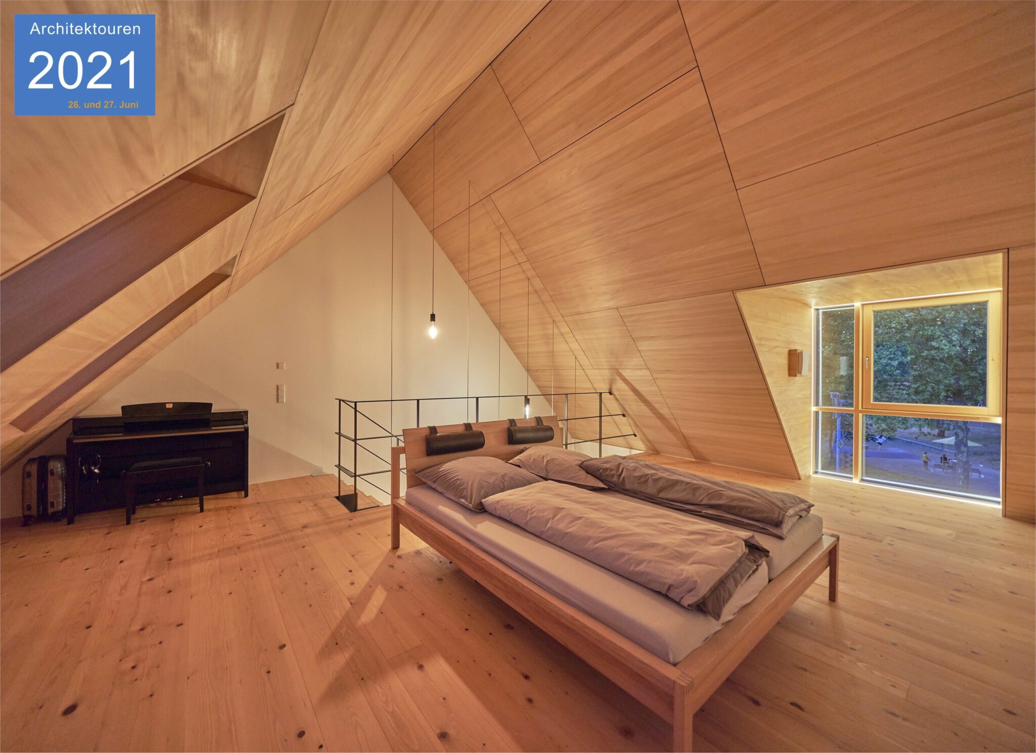 Dorfstadel Kruppach Muehlhausen innen nach aussen Anbau Tag offenes Schiebefenster