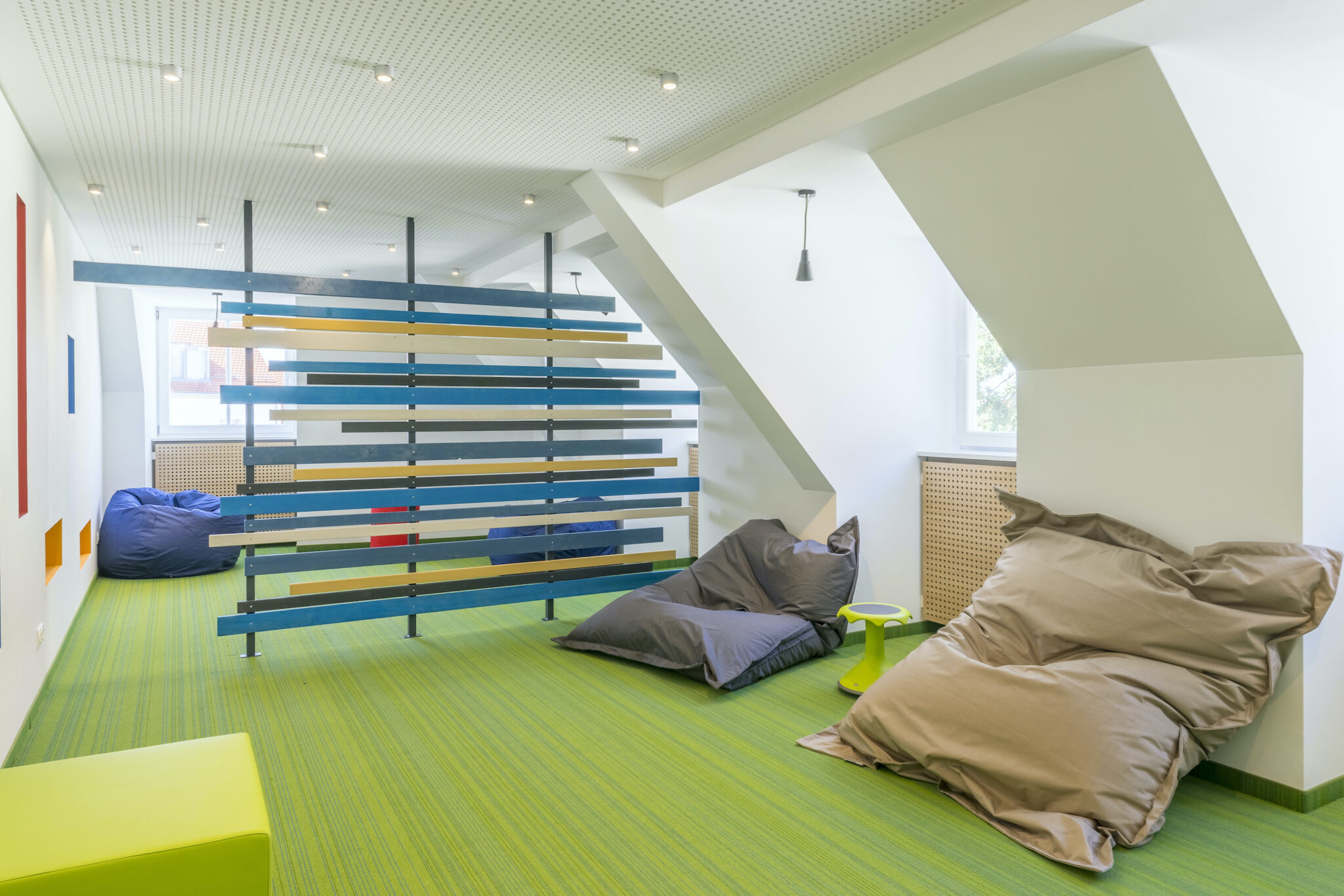 Dorfstadel Kruppach Muehlhausen innen nach aussen Anbau Tag offenes Schiebefenster