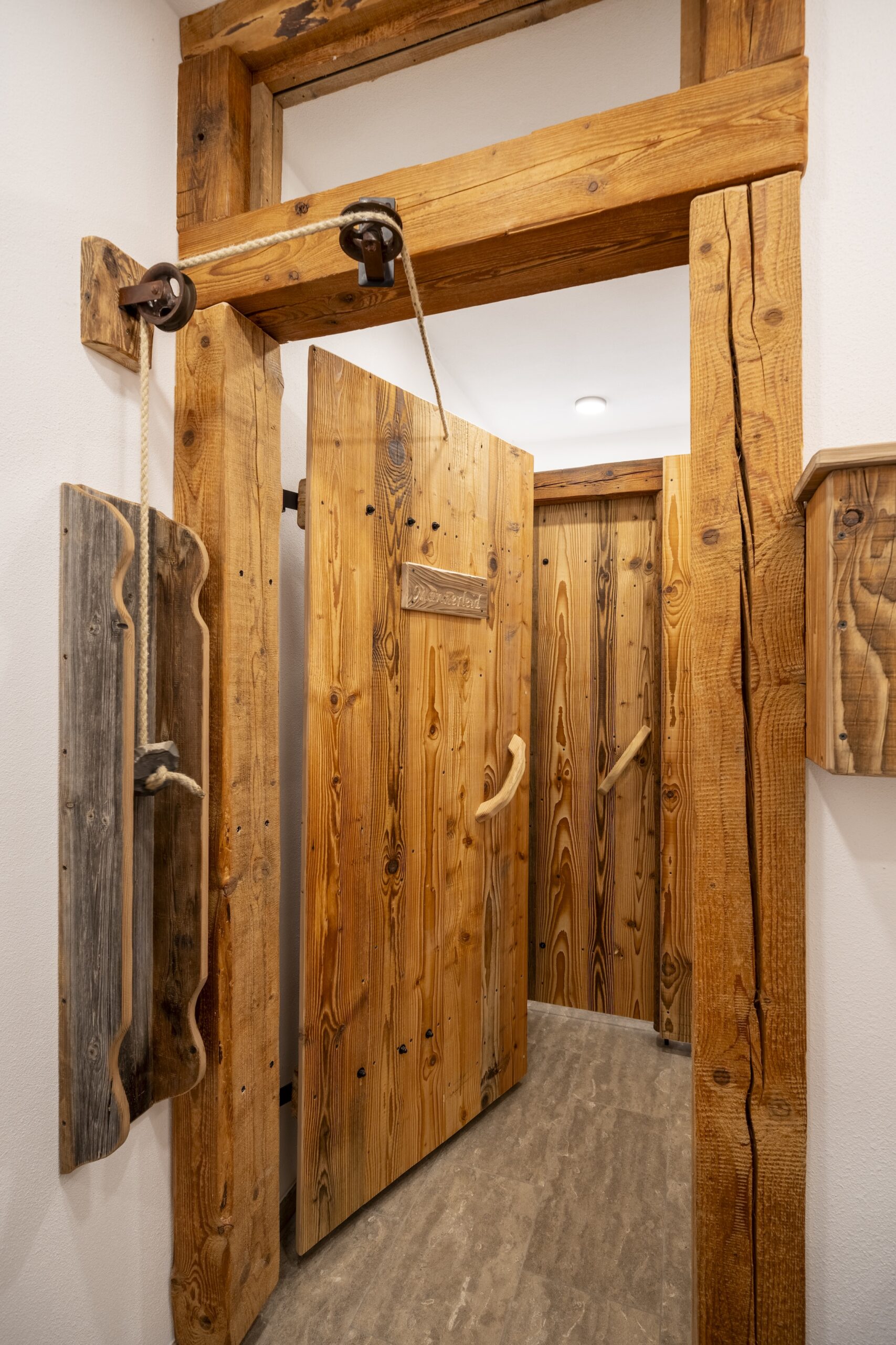 Dorfstadel Kruppach Muehlhausen innen Treppenaufgang Bierkiste