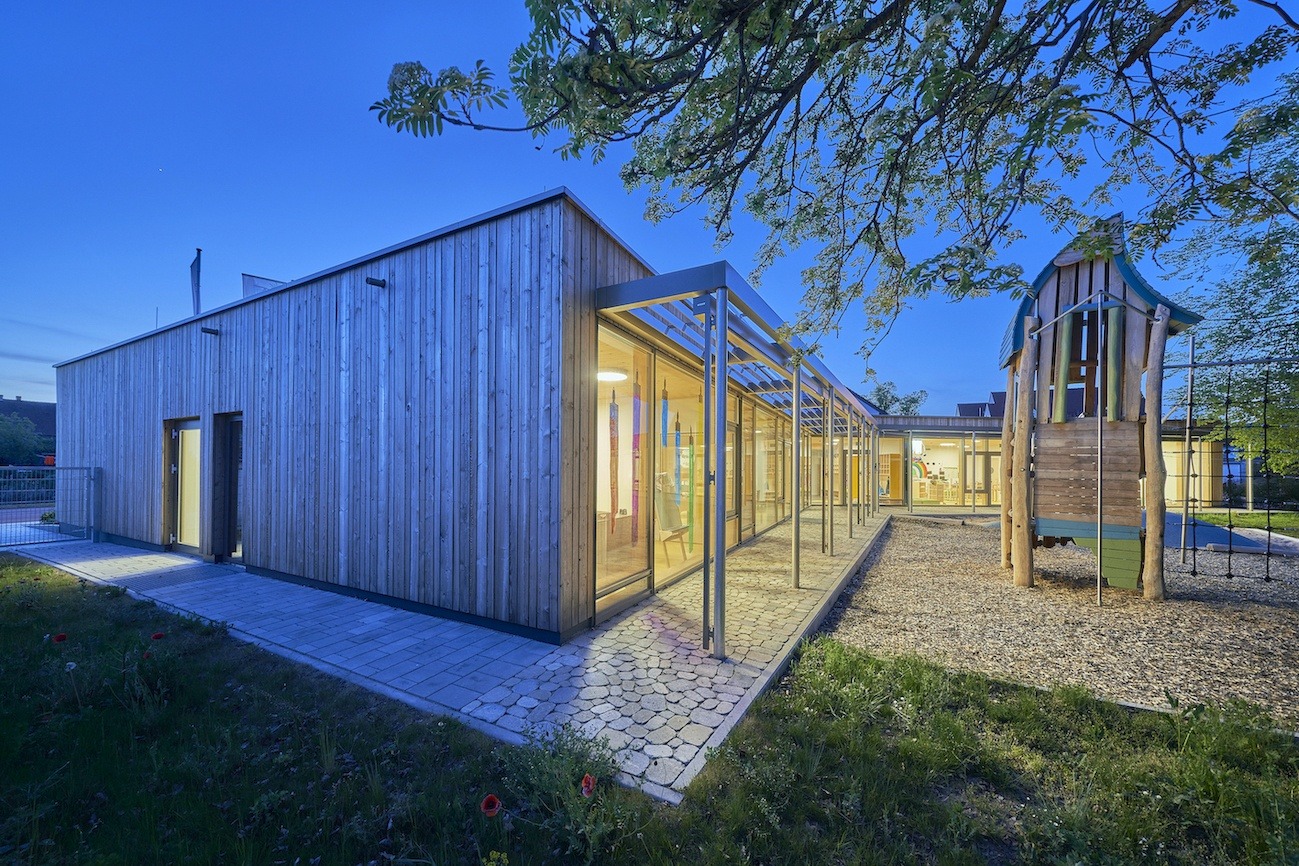 Dorfstadel Kruppach Muehlhausen innen nach aussen Anbau Tag offenes Schiebefenster