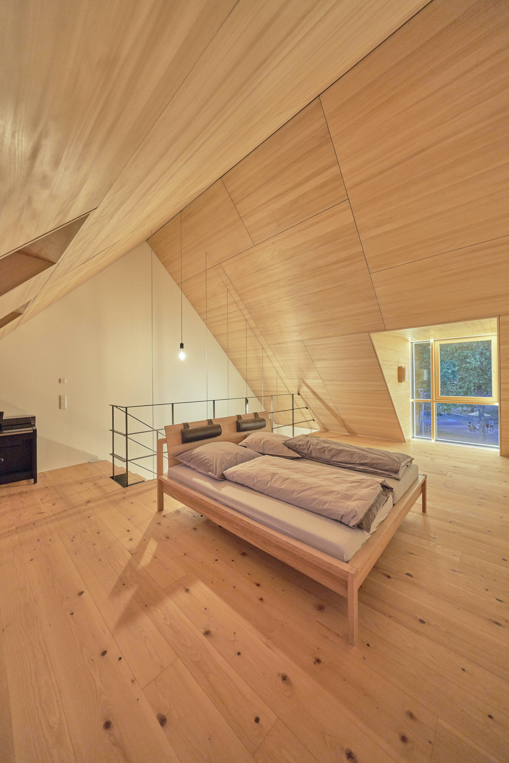 Dorfstadel Kruppach Muehlhausen innen nach aussen Anbau Tag offenes Schiebefenster