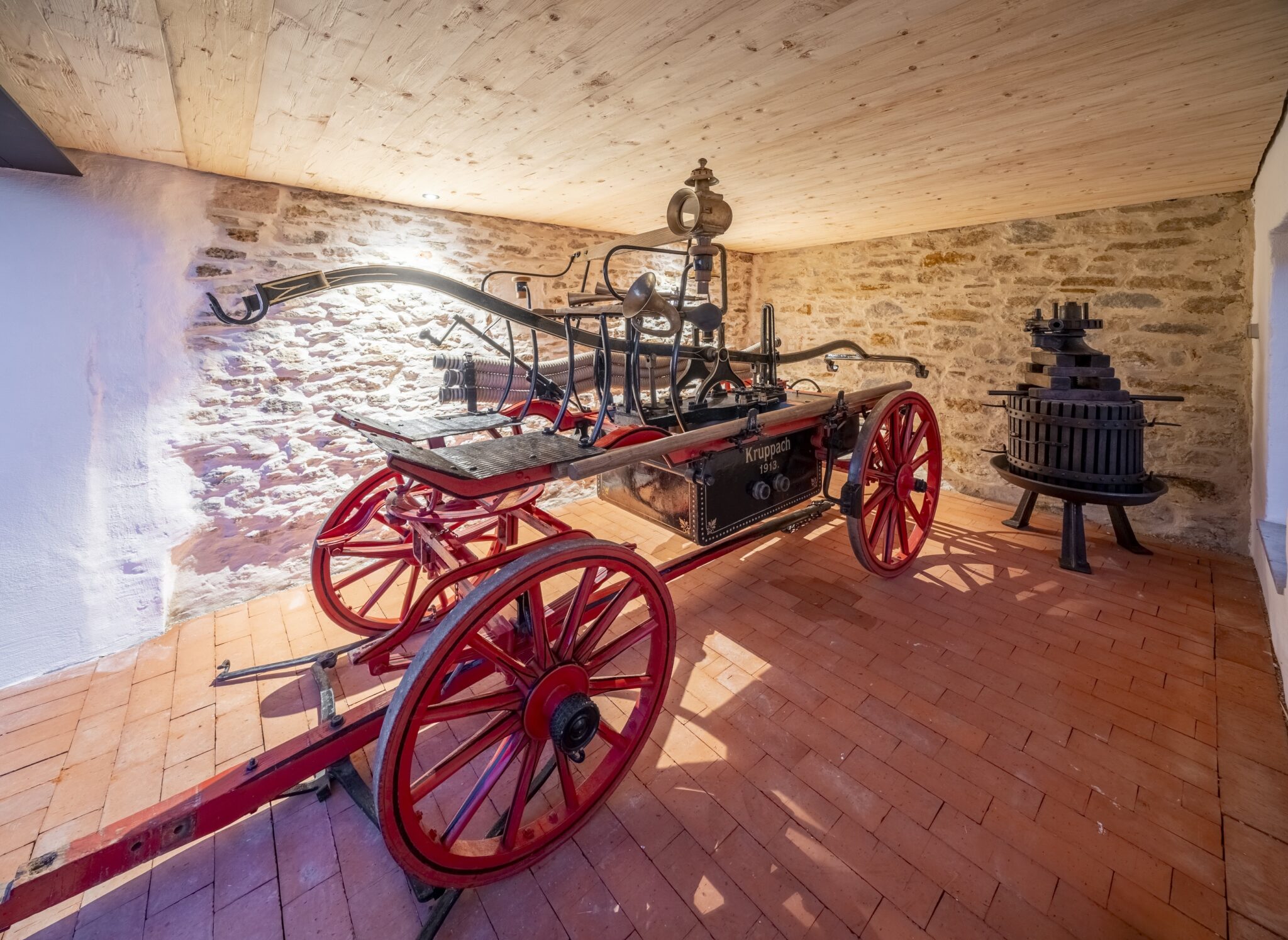 Dorfstadel Kruppach Muehlhausen innen Treppenaufgang Bierkiste