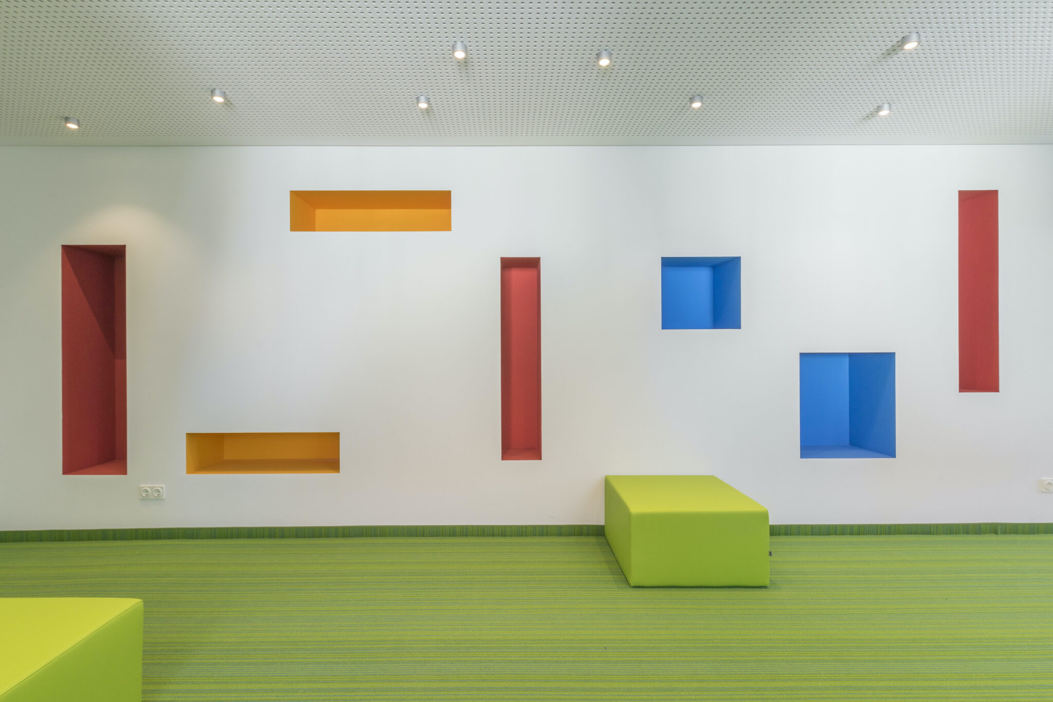 Dorfstadel Kruppach Muehlhausen innen nach aussen Anbau Tag offenes Schiebefenster