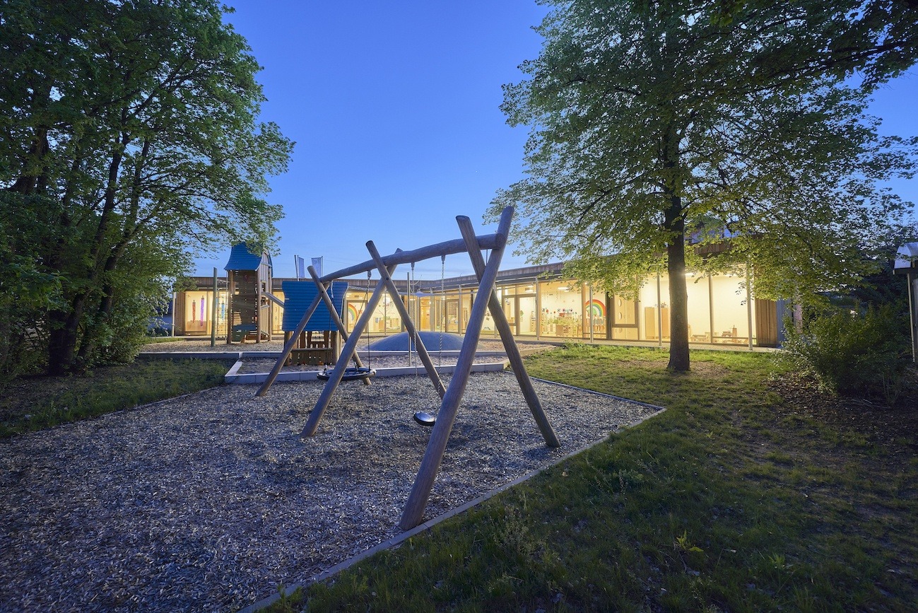 Dorfstadel Kruppach Muehlhausen innen nach aussen Anbau Tag offenes Schiebefenster