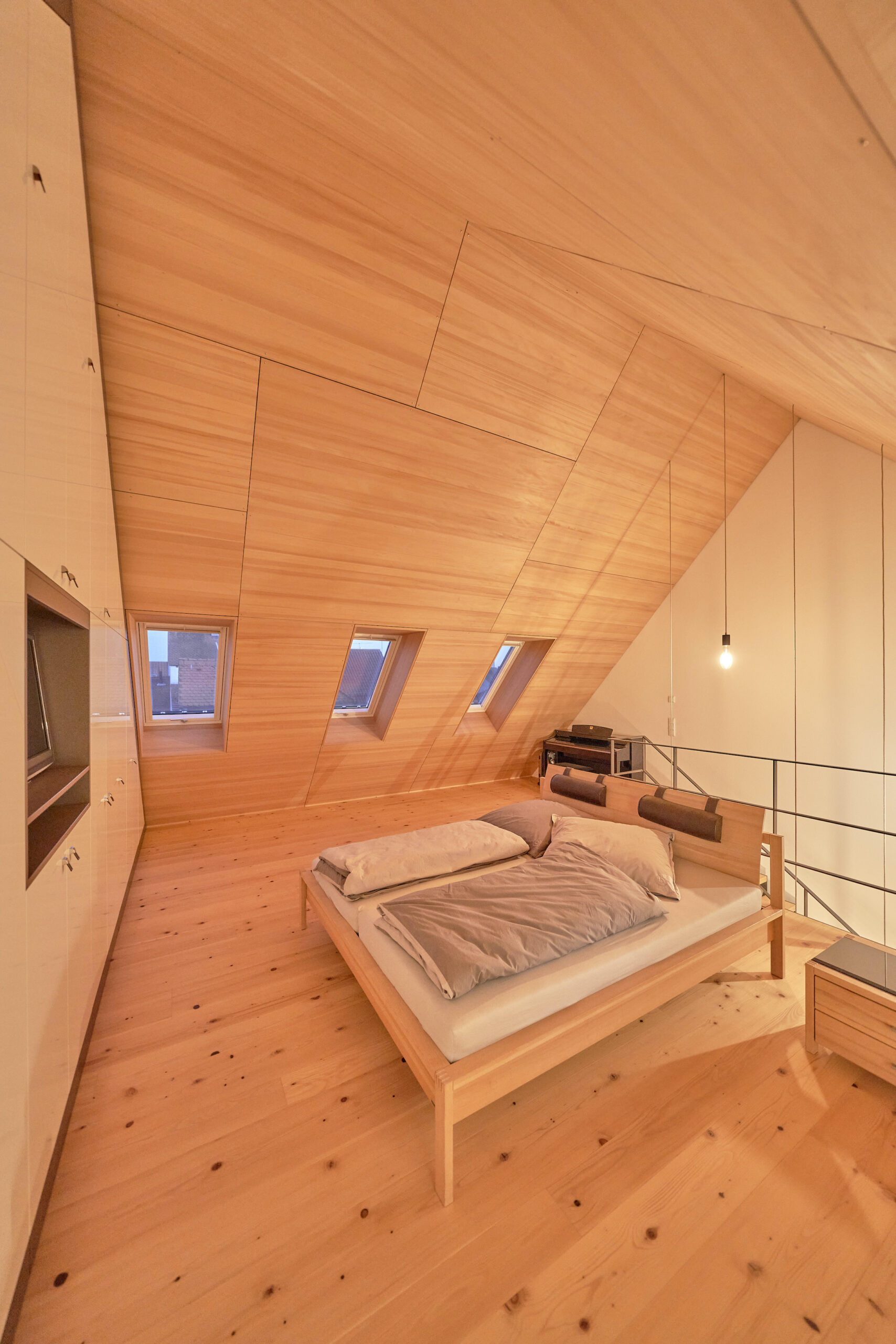 Dorfstadel Kruppach Muehlhausen innen nach aussen Anbau Tag offenes Schiebefenster