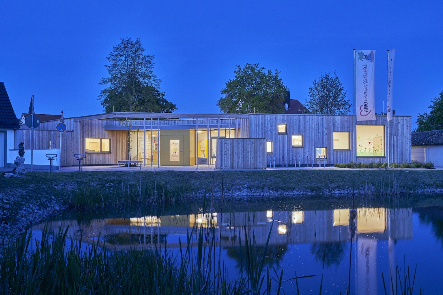 Dorfstadel Kruppach Muehlhausen innen nach aussen Anbau Tag offenes Schiebefenster