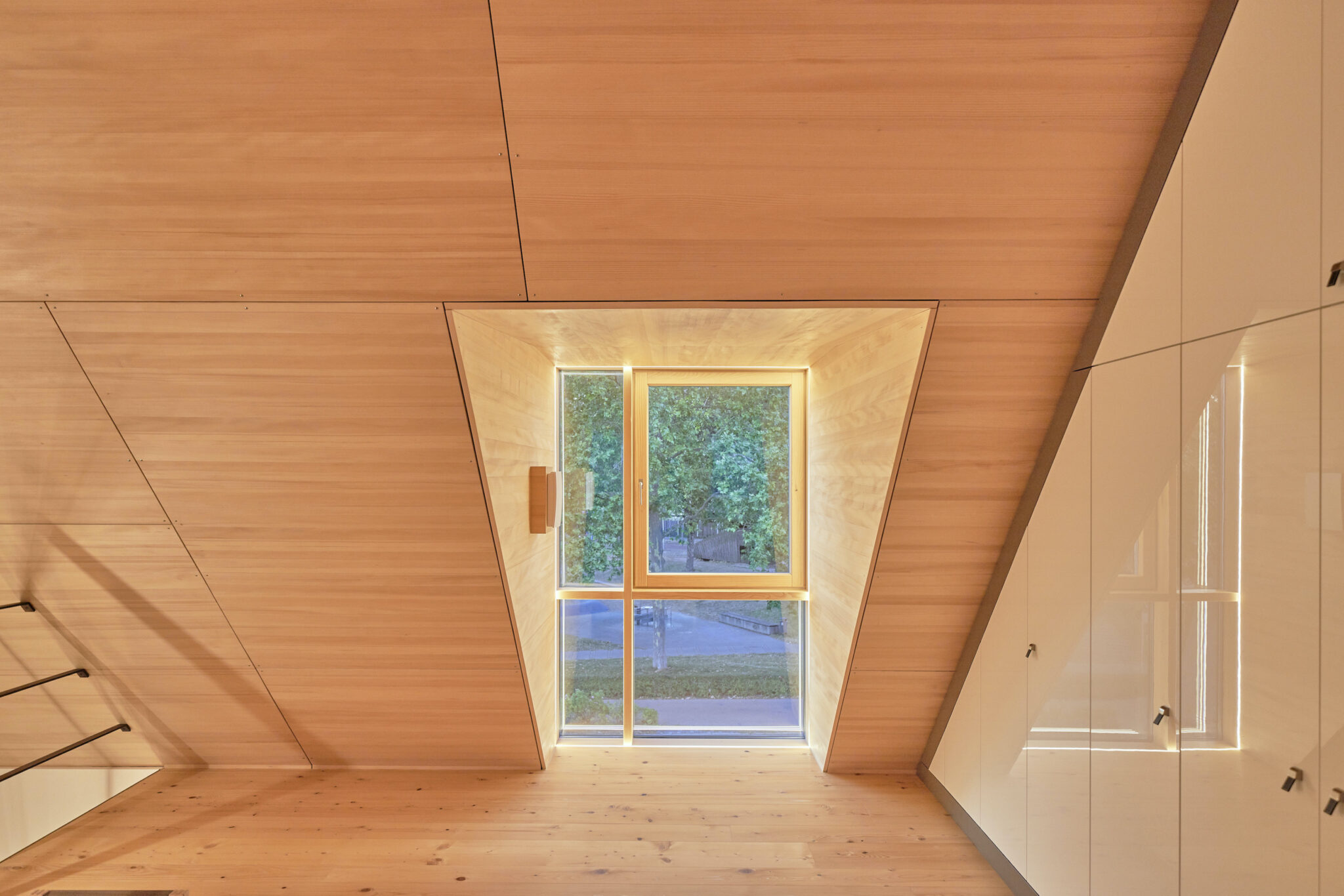 Dorfstadel Kruppach Muehlhausen innen nach aussen Anbau Tag offenes Schiebefenster